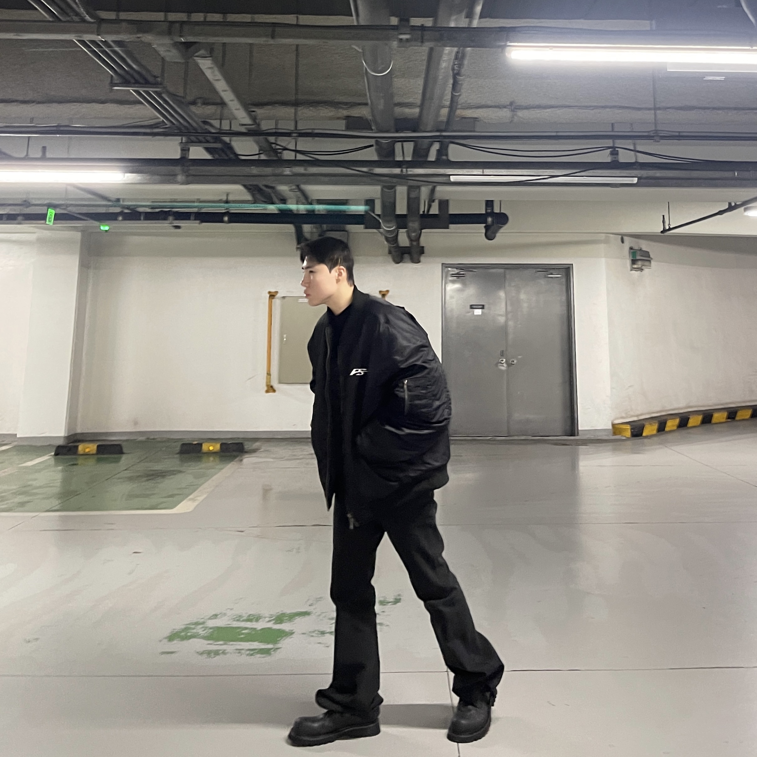 Nonnod Flared Pants Black 착용 스타일 - 1