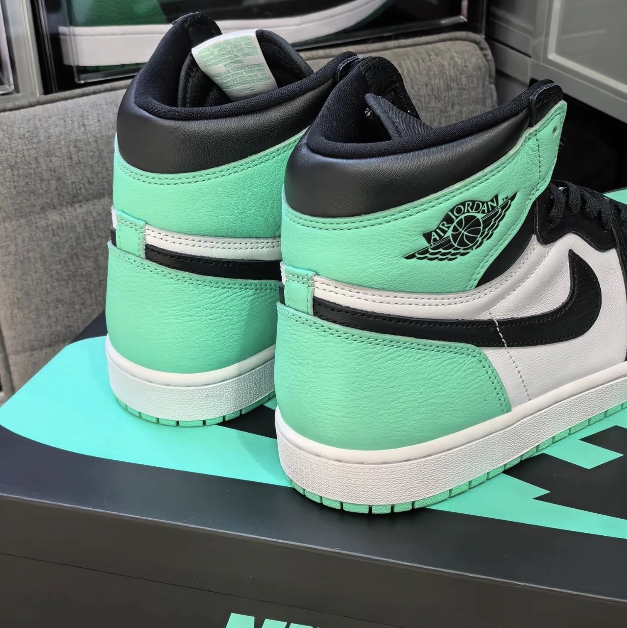 Jordan 1 Retro High OG Green Glow 착용 스타일 - 4