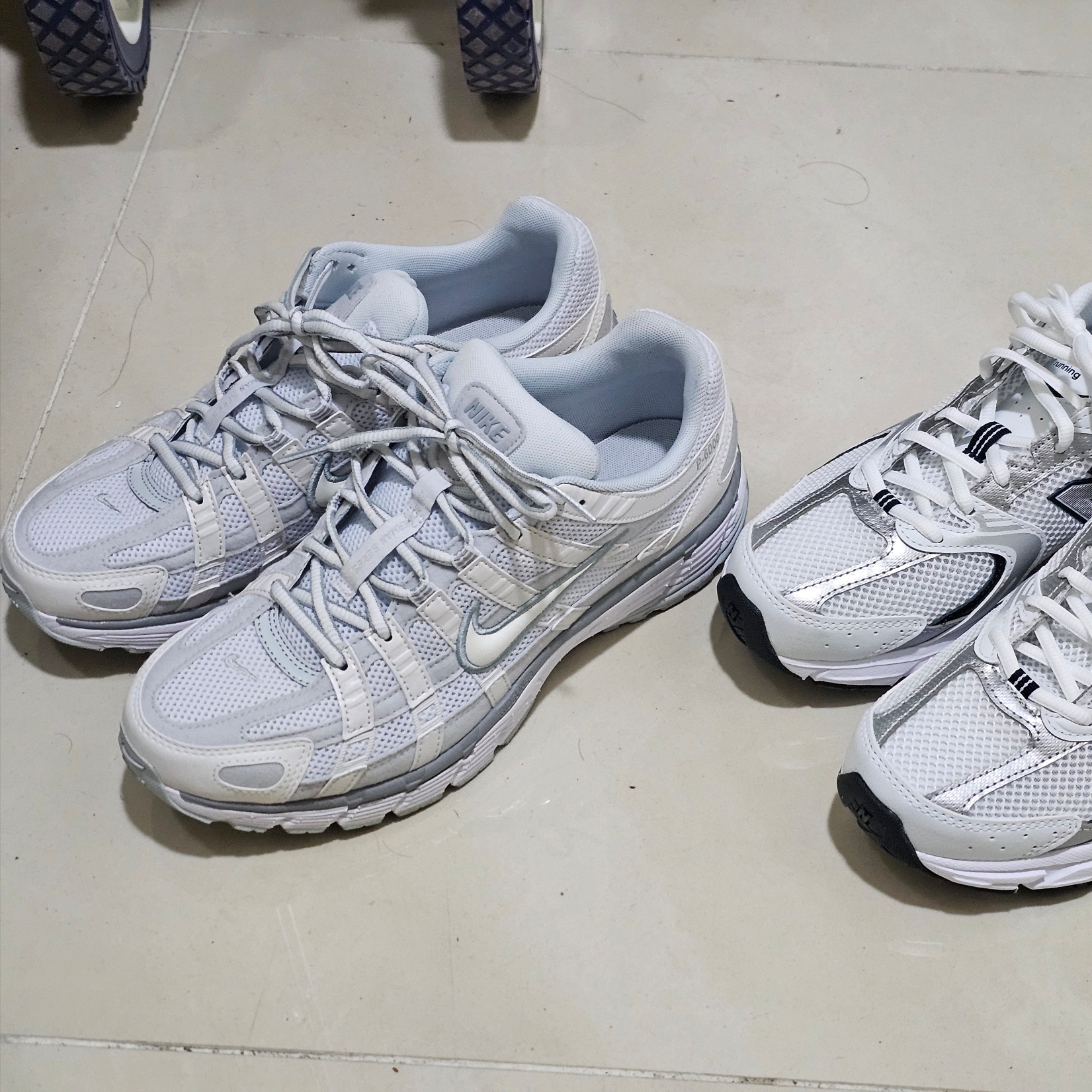 (W) Nike P-6000 Metallic Summit White 착용 스타일 - 1