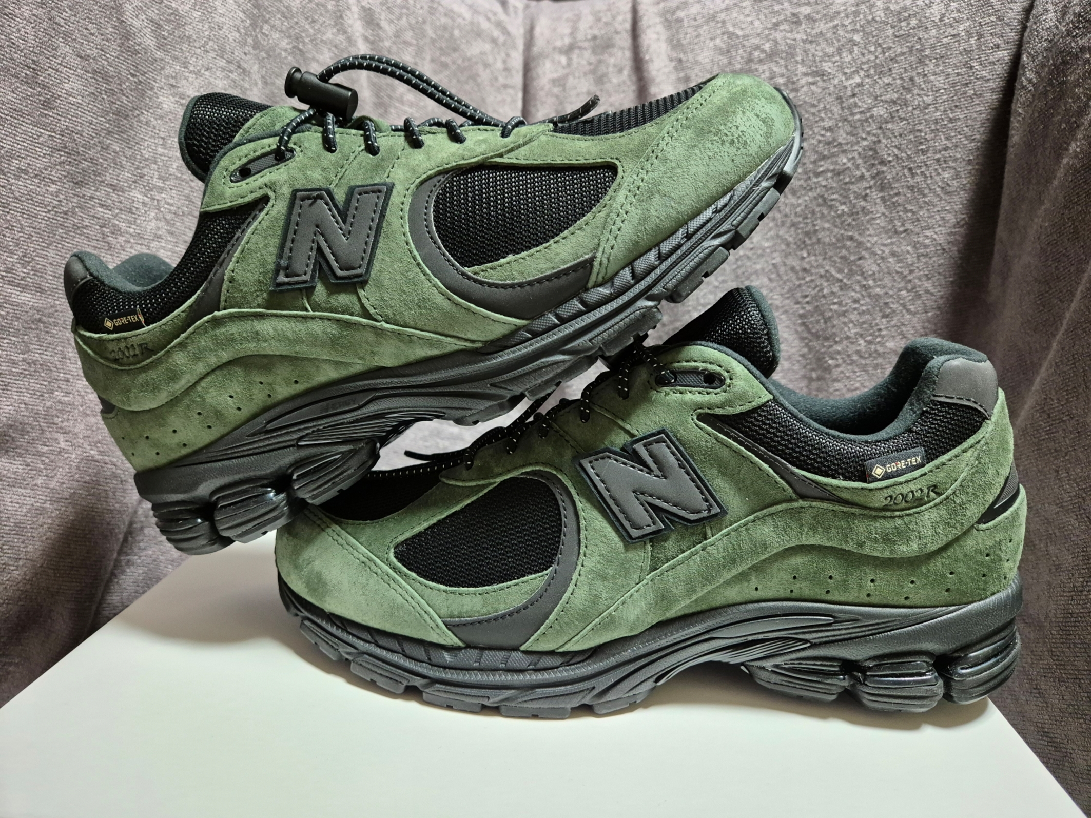 New Balance x JJJJound 2002R Gore-Tex Pine 착용 스타일 - 1