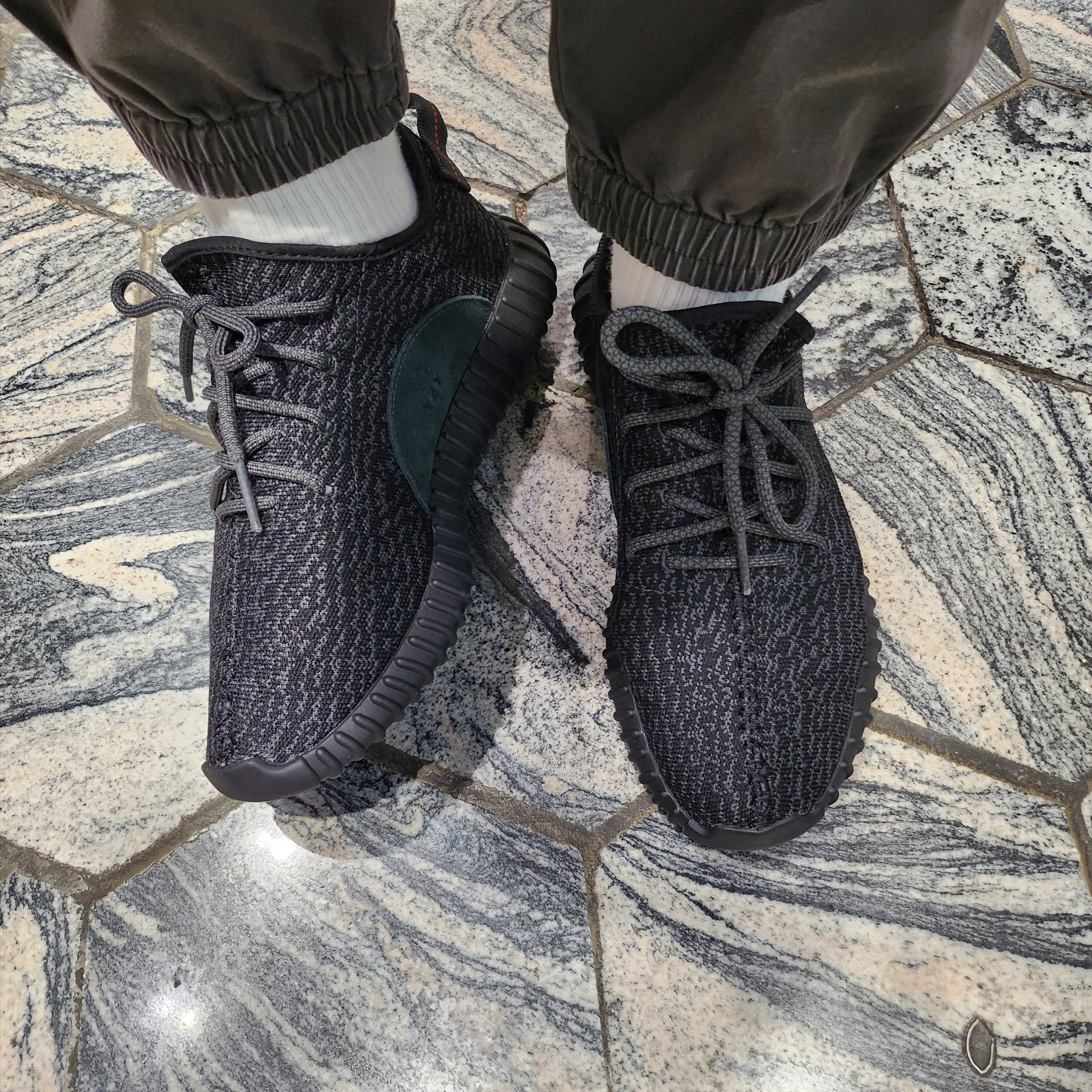 Adidas Yeezy Boost 350 Pirate Black 2023 착용 스타일