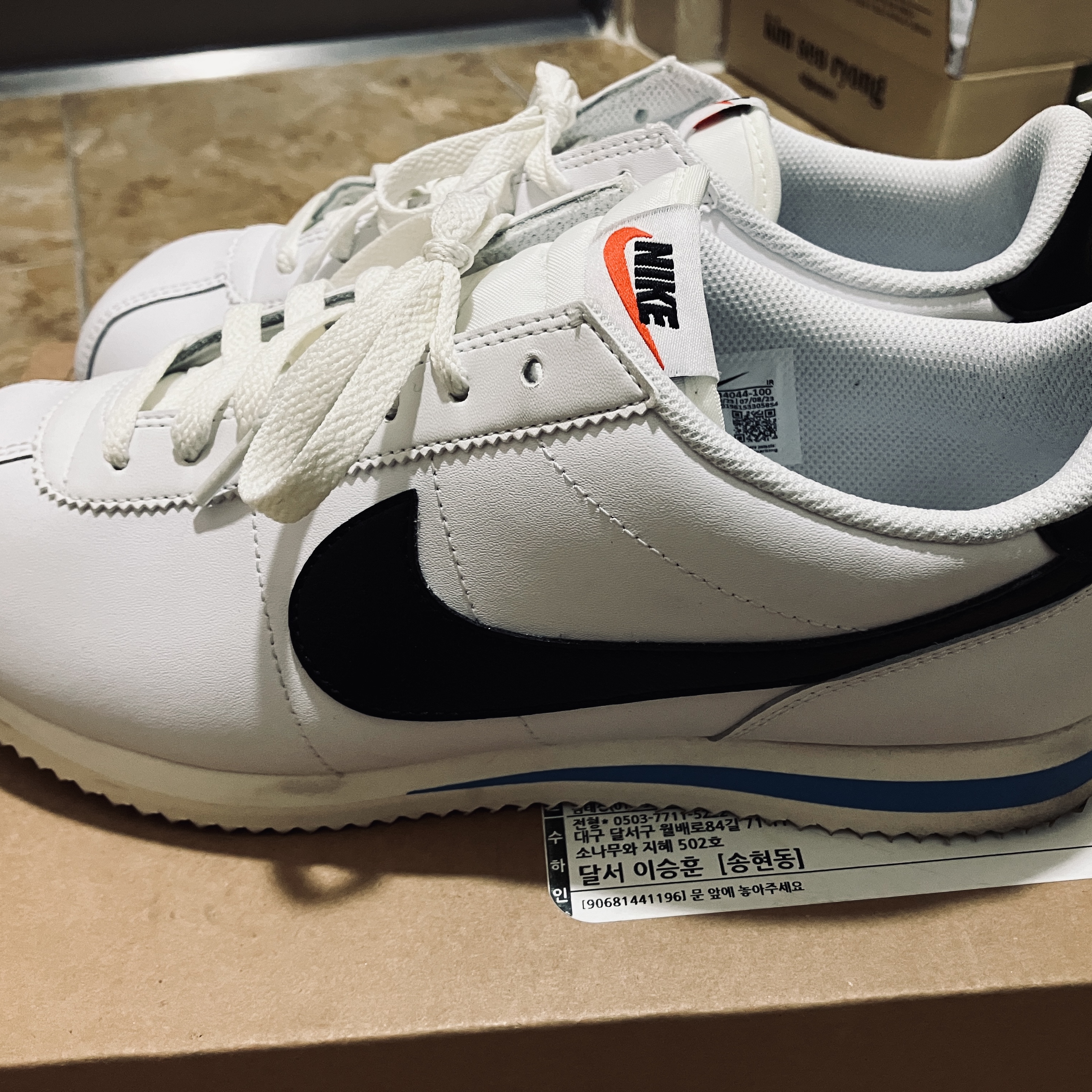 Nike Cortez White and Black 착용 스타일