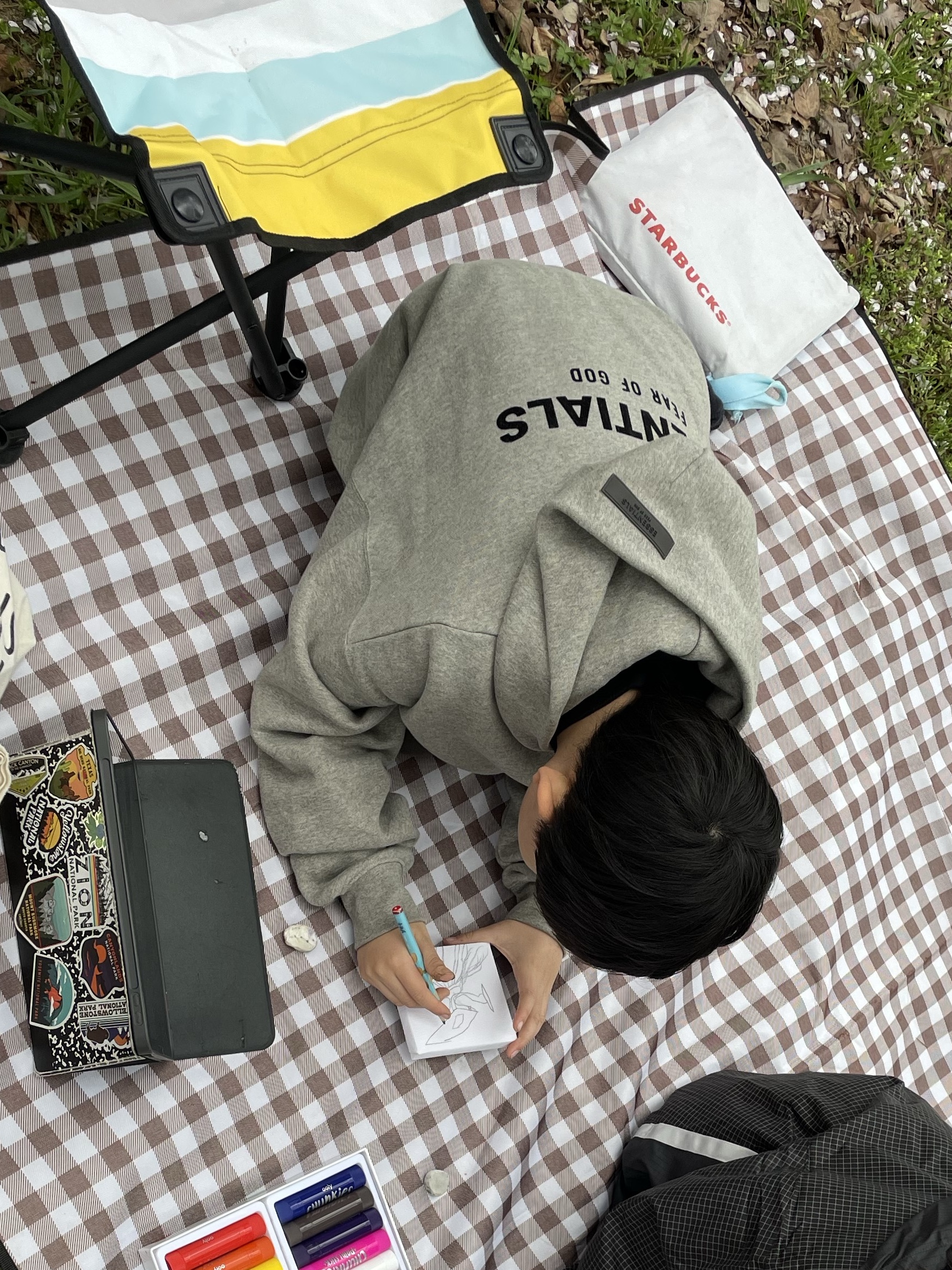 (Kids) Essentials The Core Collection Hoodie Dark Oatmeal, (Kids) Essentialss Sweatpants Off Black - 23SS 착용 스타일 - 5