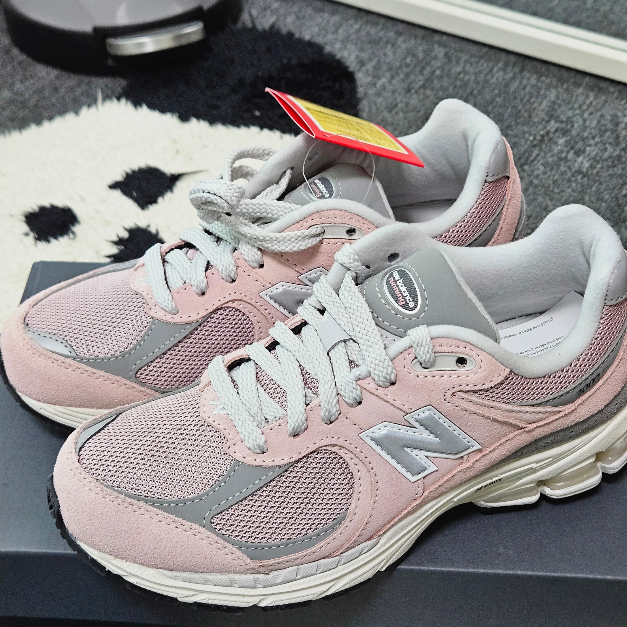 New Balance 2002R Orb Pink 착용 스타일