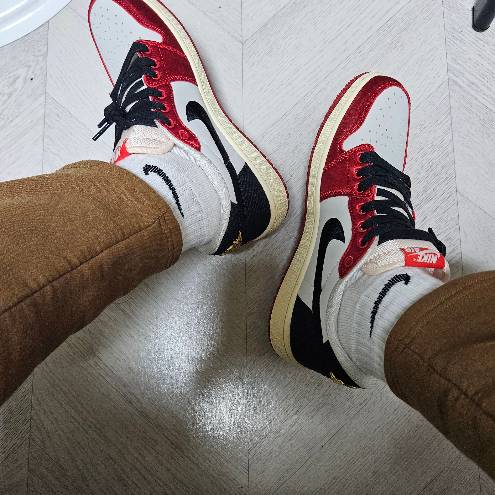 Jordan 1 x Trophy Room Retro Low OG SP Sail Varsity Red 착용 스타일 - 1