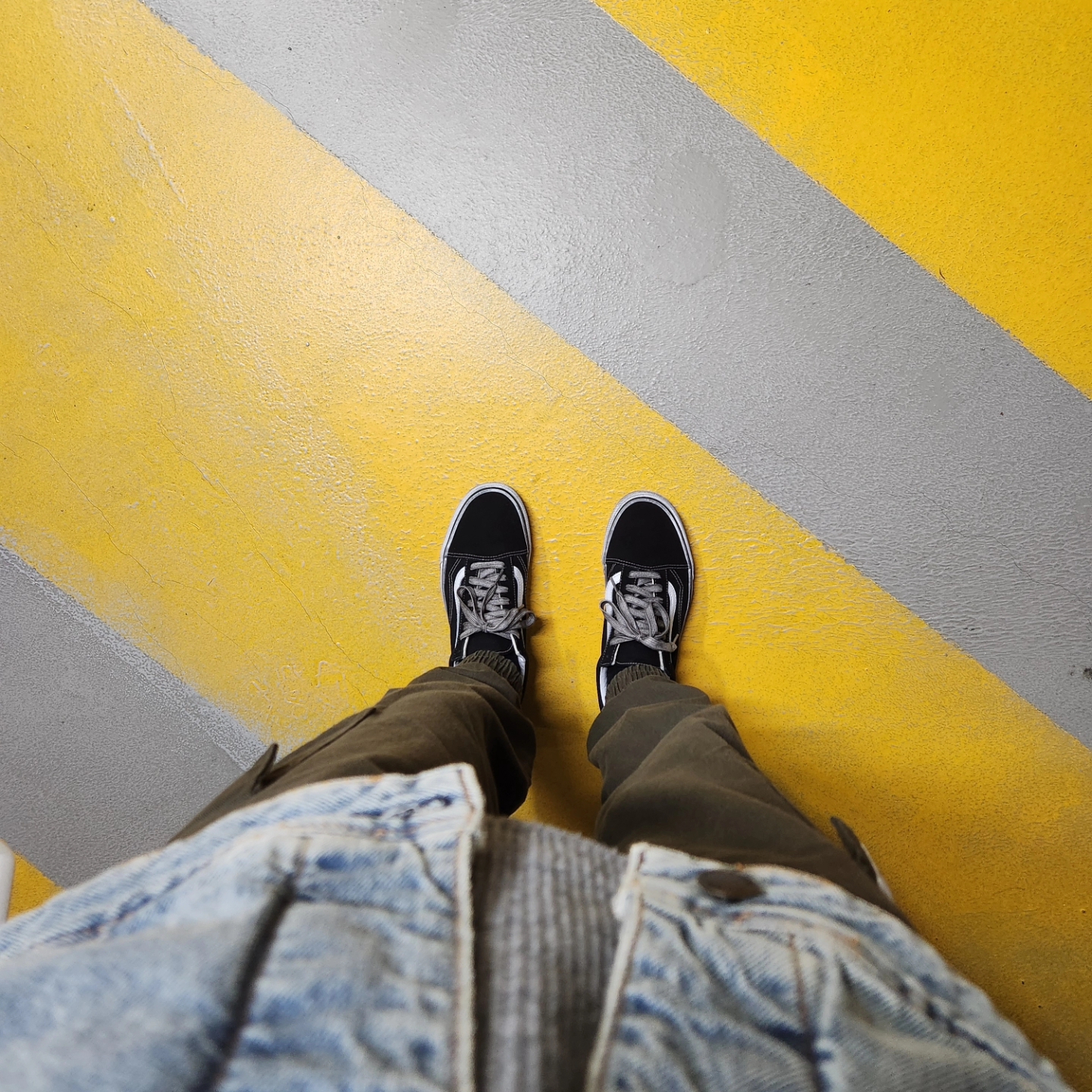 Vans OG Old Skool LX Stressed Black 착용 스타일 - 2