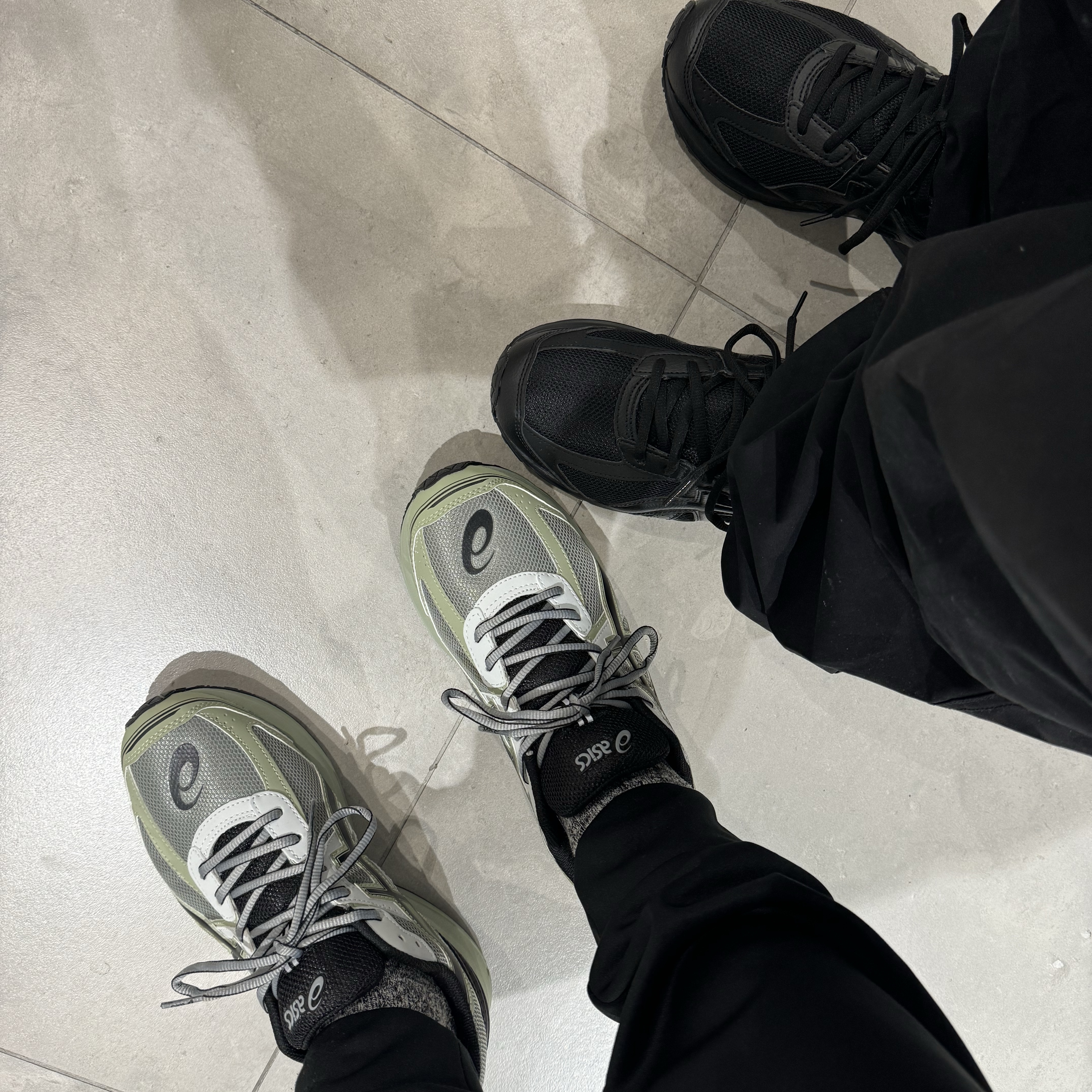 Asics Jog 100 S Sheet Rock - 2E Wide, Asics Jog 100 S Black - 2E Wide 착용 스타일 - 2