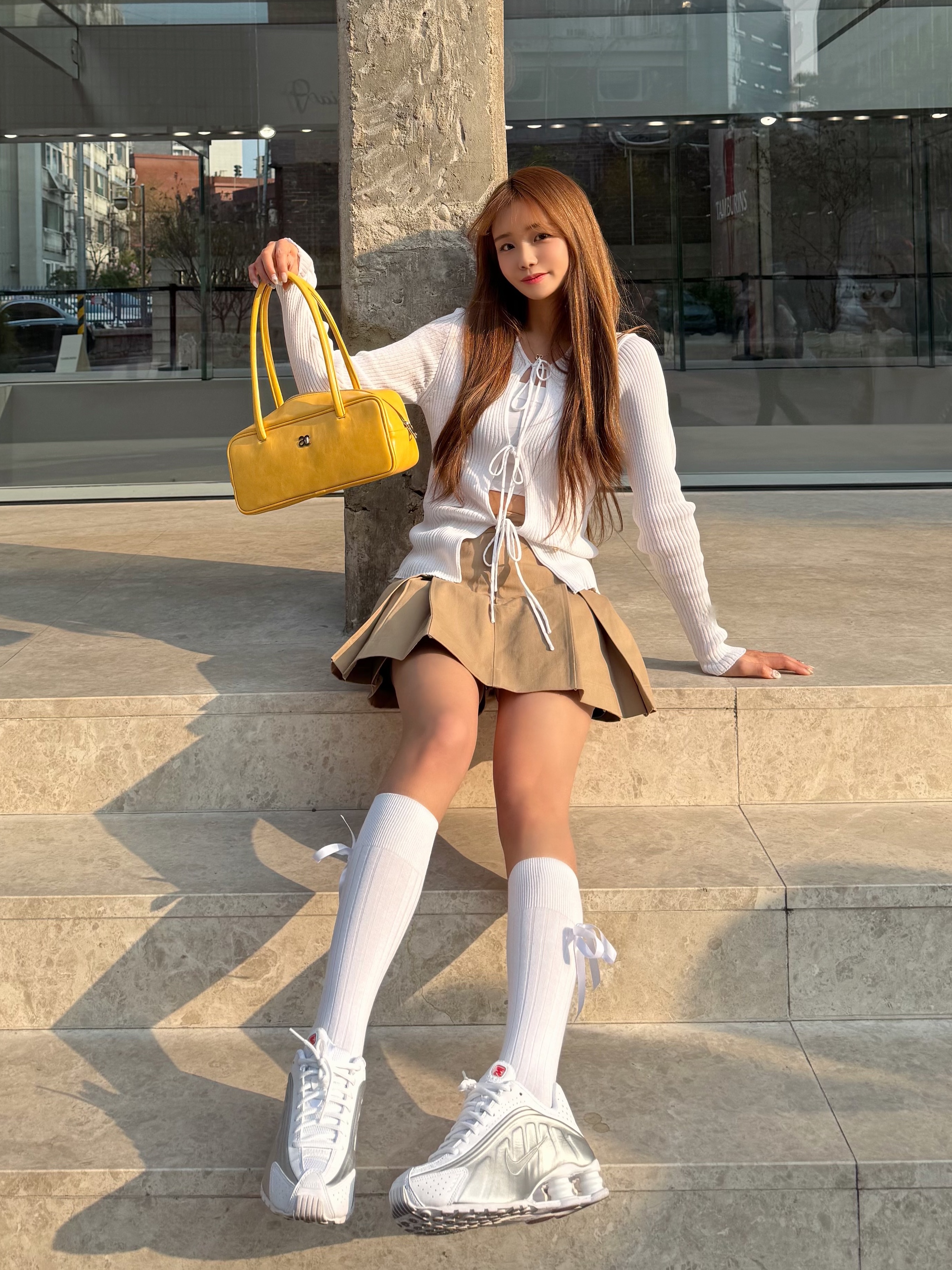 (W) Nike Shox R4 White Metallic Silver 착용 스타일 - 1