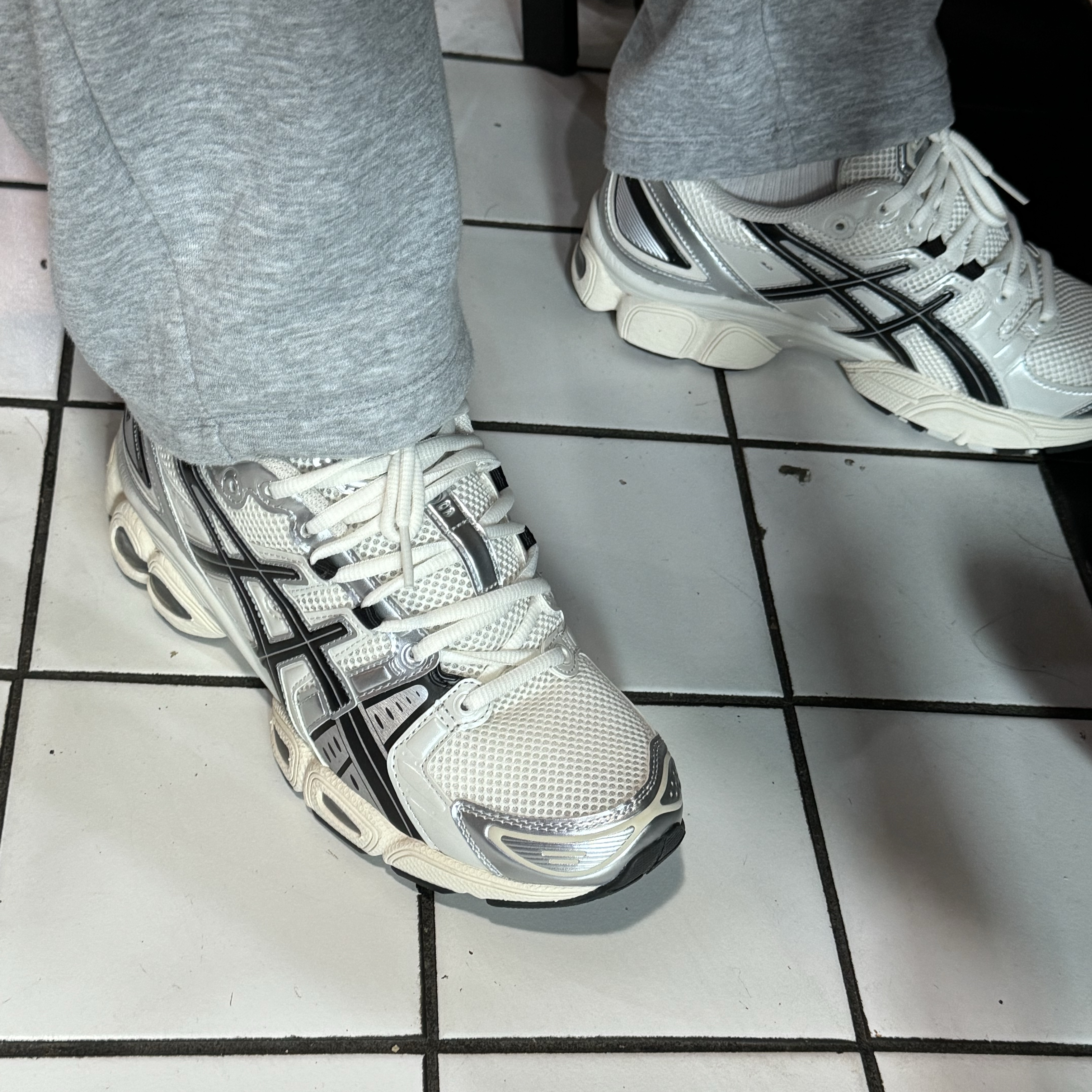 Asics Gel-Nimbus 9 Cream Black 착용 스타일