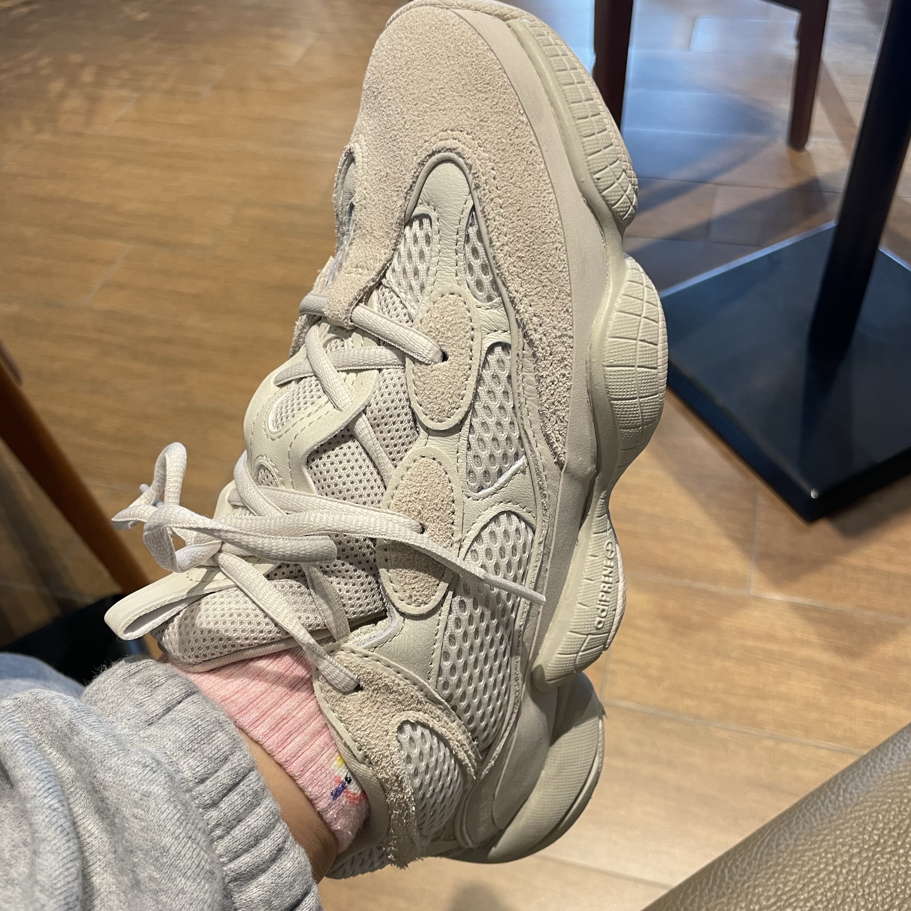 Adidas Yeezy 500 Blush 2022 착용 스타일