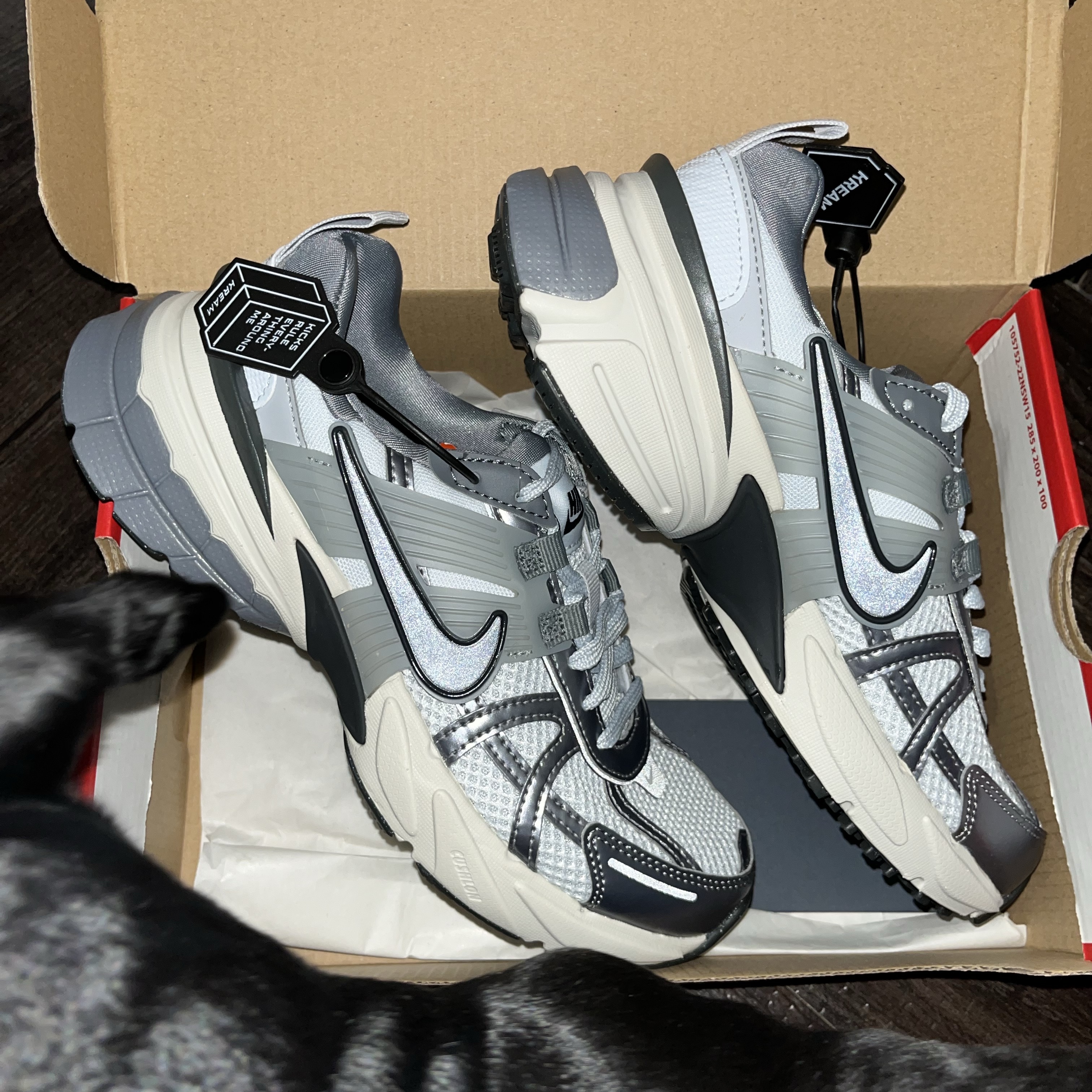 Nike V2K Run Pure Platinum Wolf Grey 착용 스타일 - 1