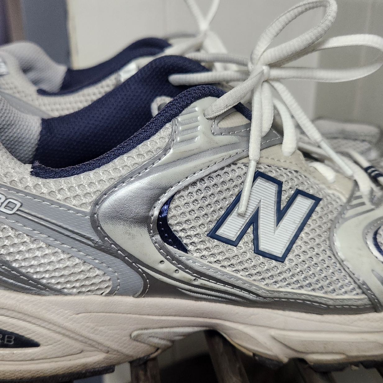 New Balance 530 Steel Grey 착용 스타일 - 1