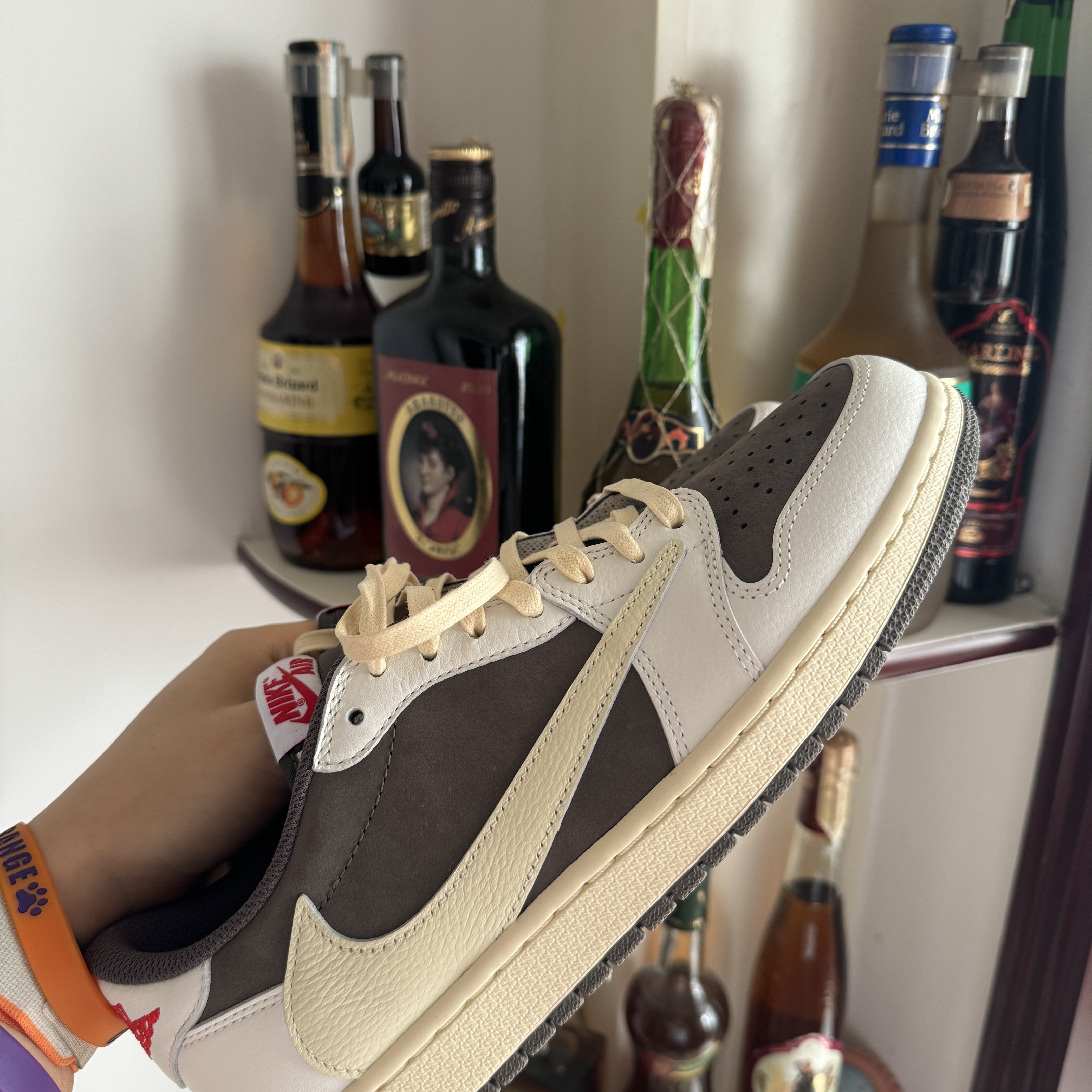 Jordan 1 x Travis Scott Retro Low OG SP Sail and Ridgerock 착용 스타일