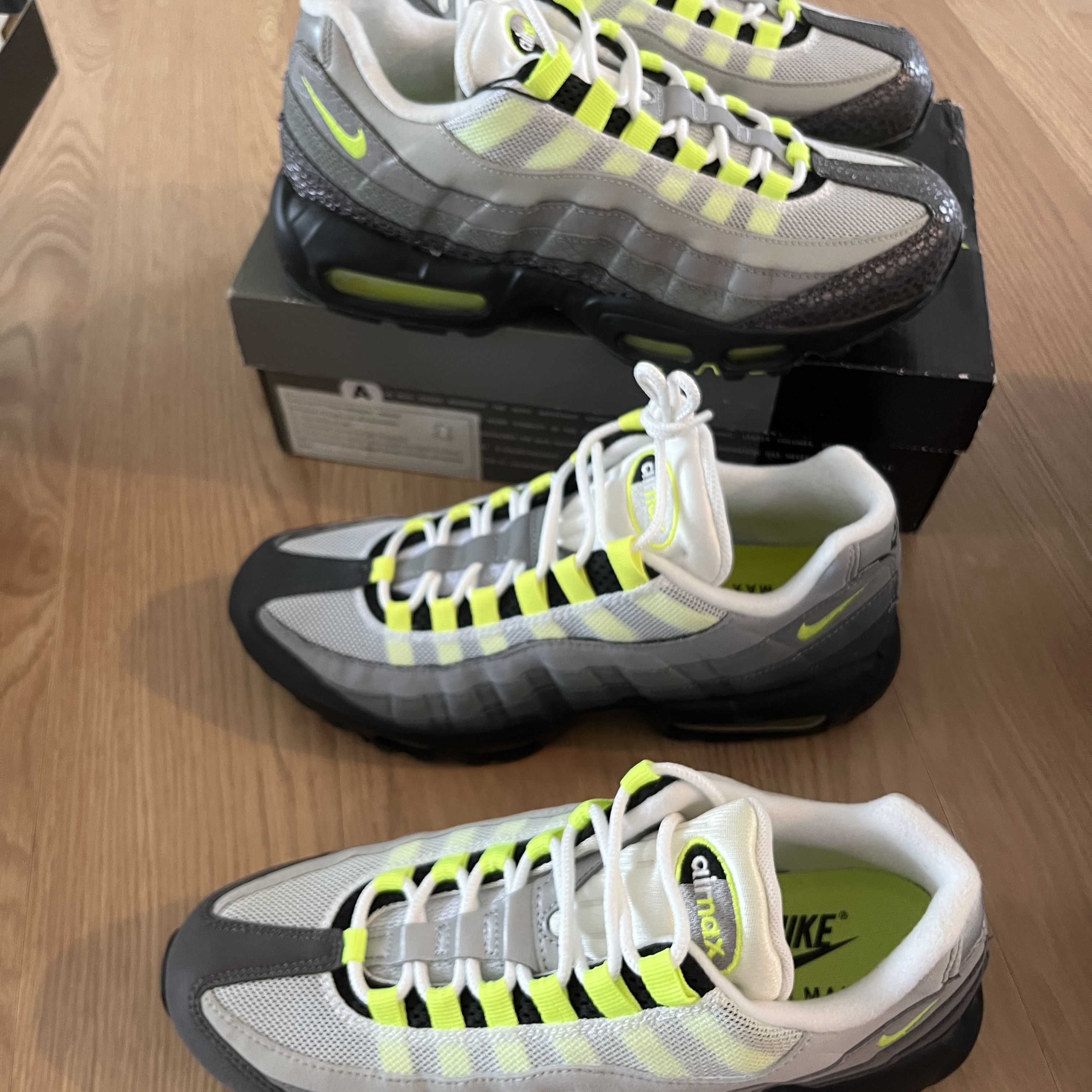 Nike Air Max 95 OG Premium Neon Safari, Nike Air Max 95 OG Neon Yellow 2020 착용 스타일 - 3