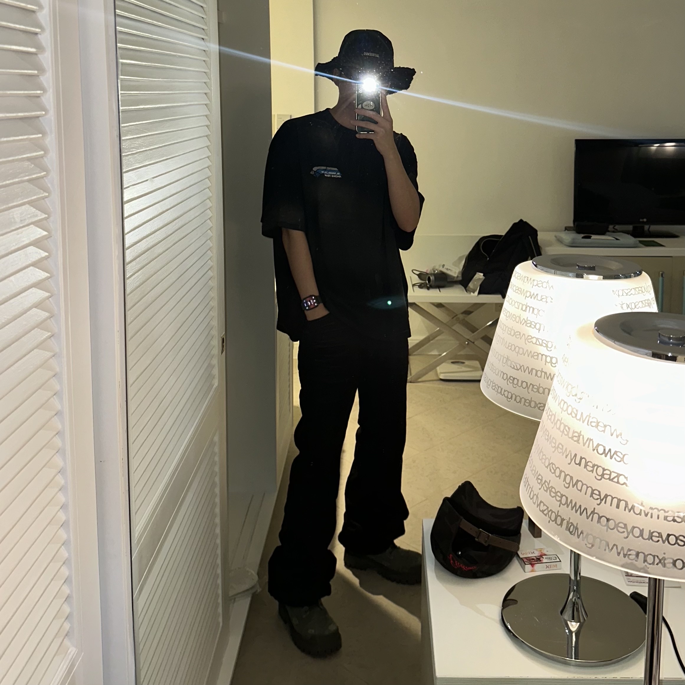 Jacquemus Le Bob Artichaut Bucket Hat Black, Nonnod Grandprix T-shirt Washed Black 착용 스타일 - 4