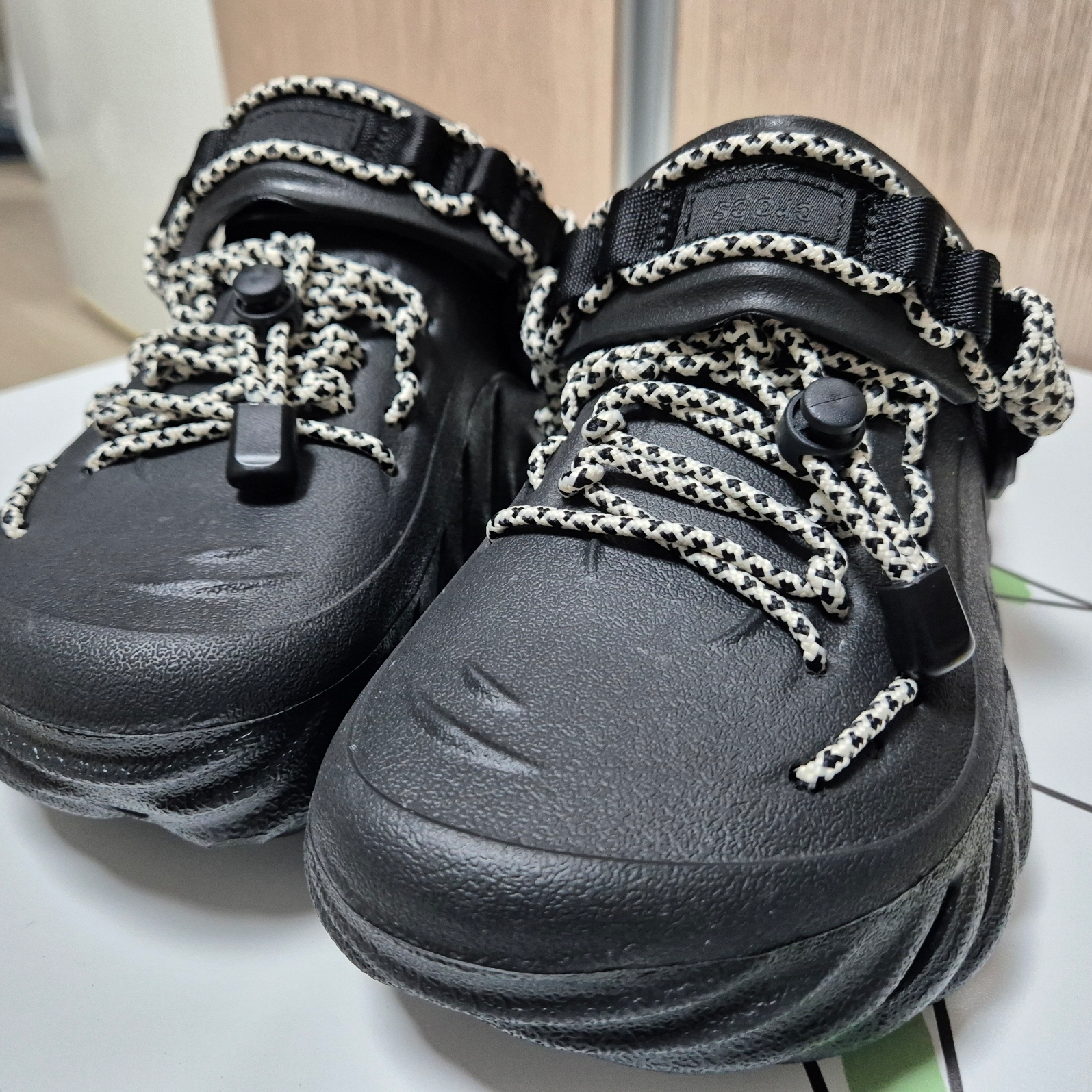 Crocs Echo Clog Black 착용 스타일