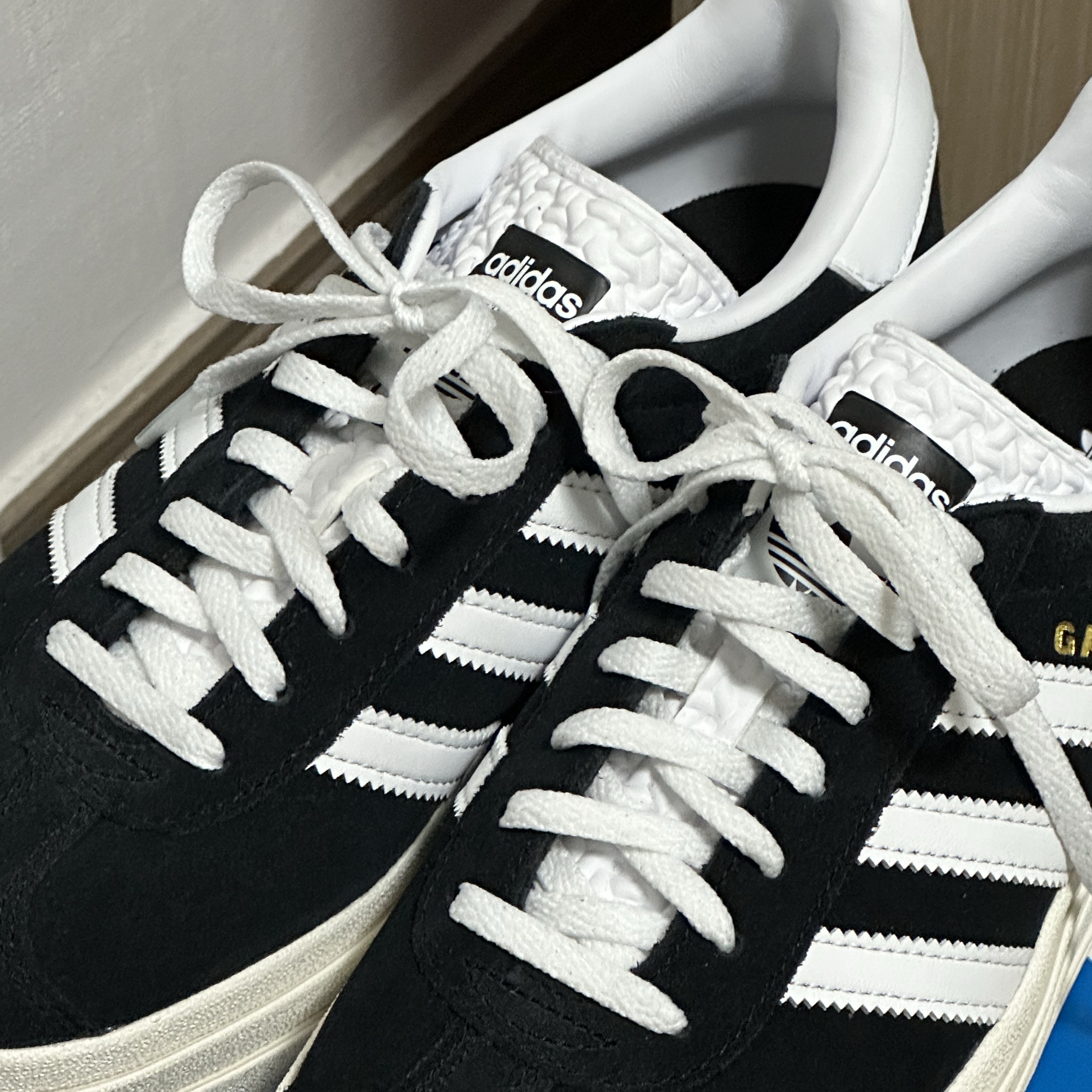 (W) Adidas Gazelle Bold Core Black Cloud White 착용 스타일