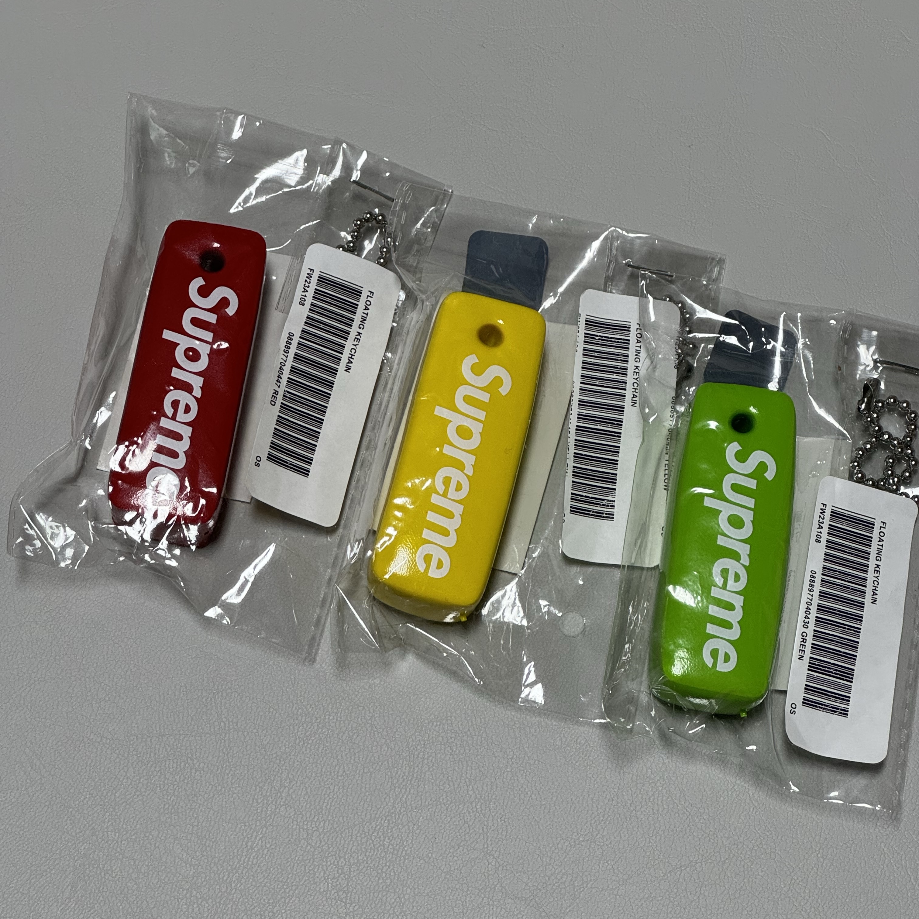 Supreme Floating Keychain Red - 23FW, Supreme Floating Keychain Yellow - 23FW 착용 스타일