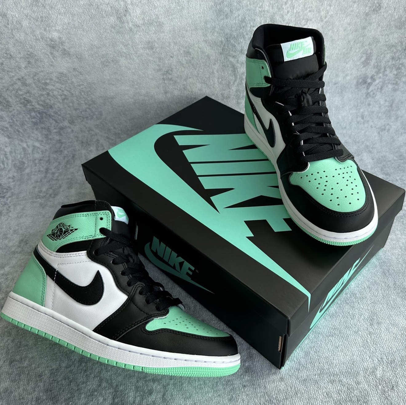 Jordan 1 Retro High OG Green Glow 착용 스타일 - 3