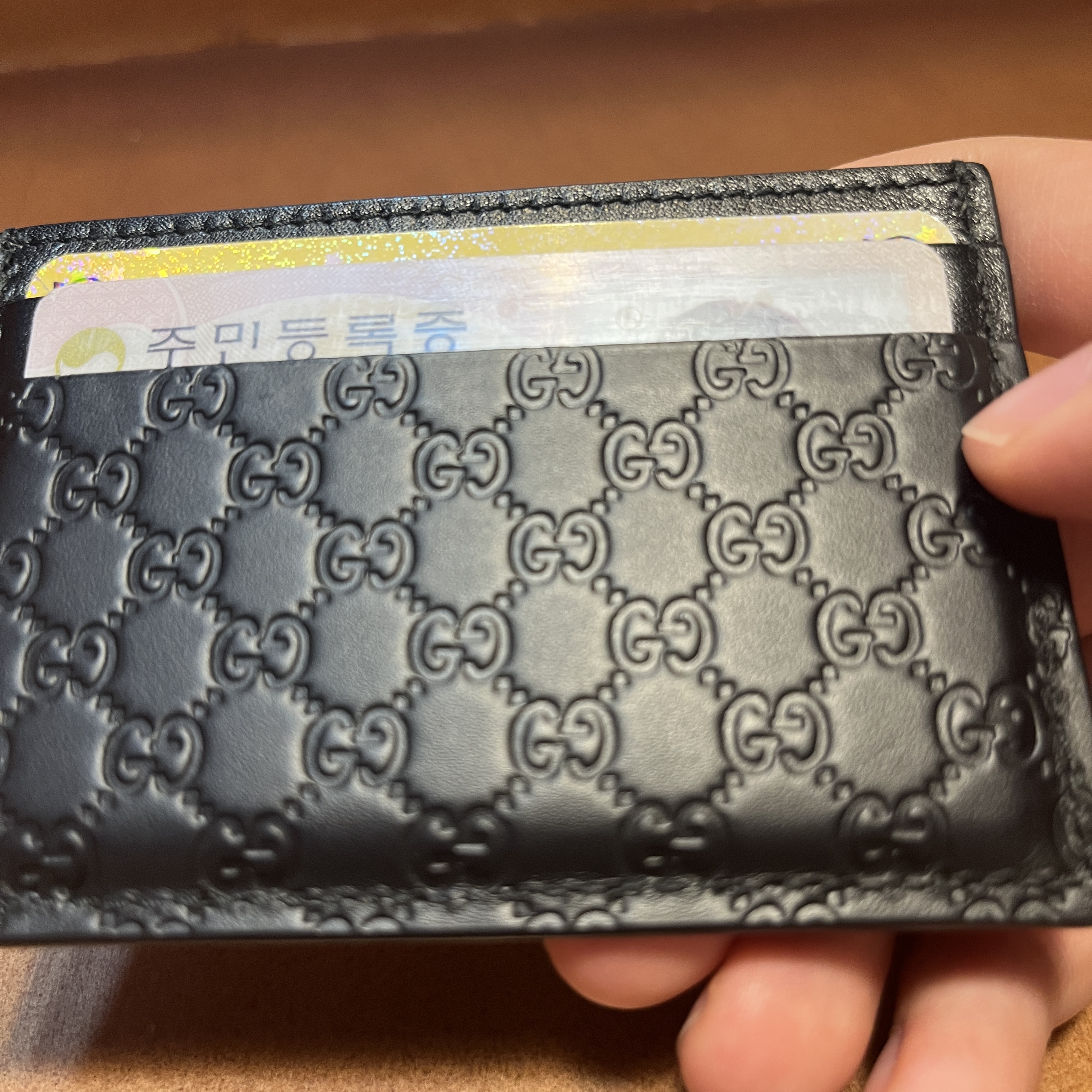 Gucci Micro GG Ssima Card Case Black 착용 스타일 - 1