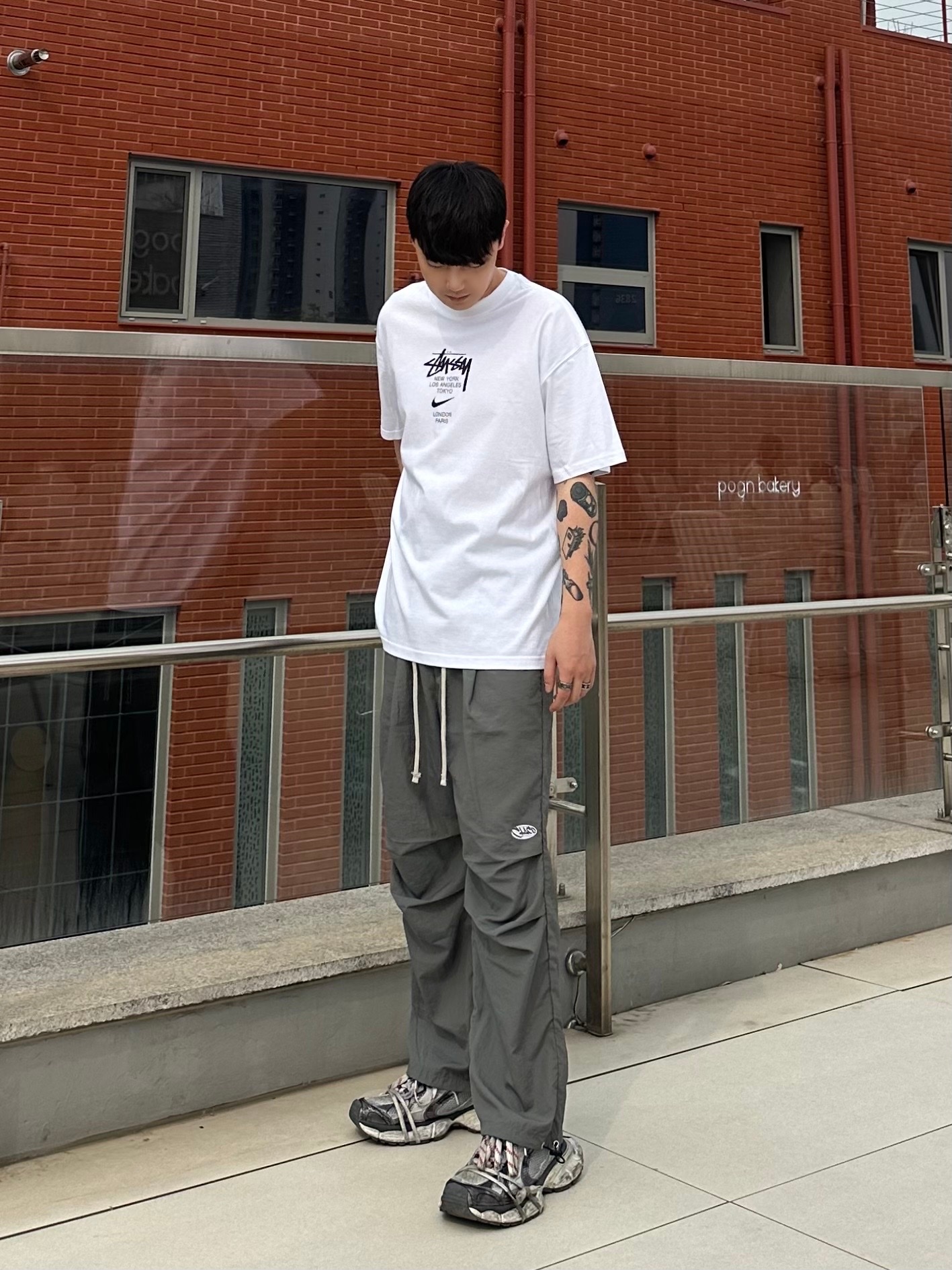 Balenciaga 3XL Sneakers Grey White Red 착용 스타일 - 1