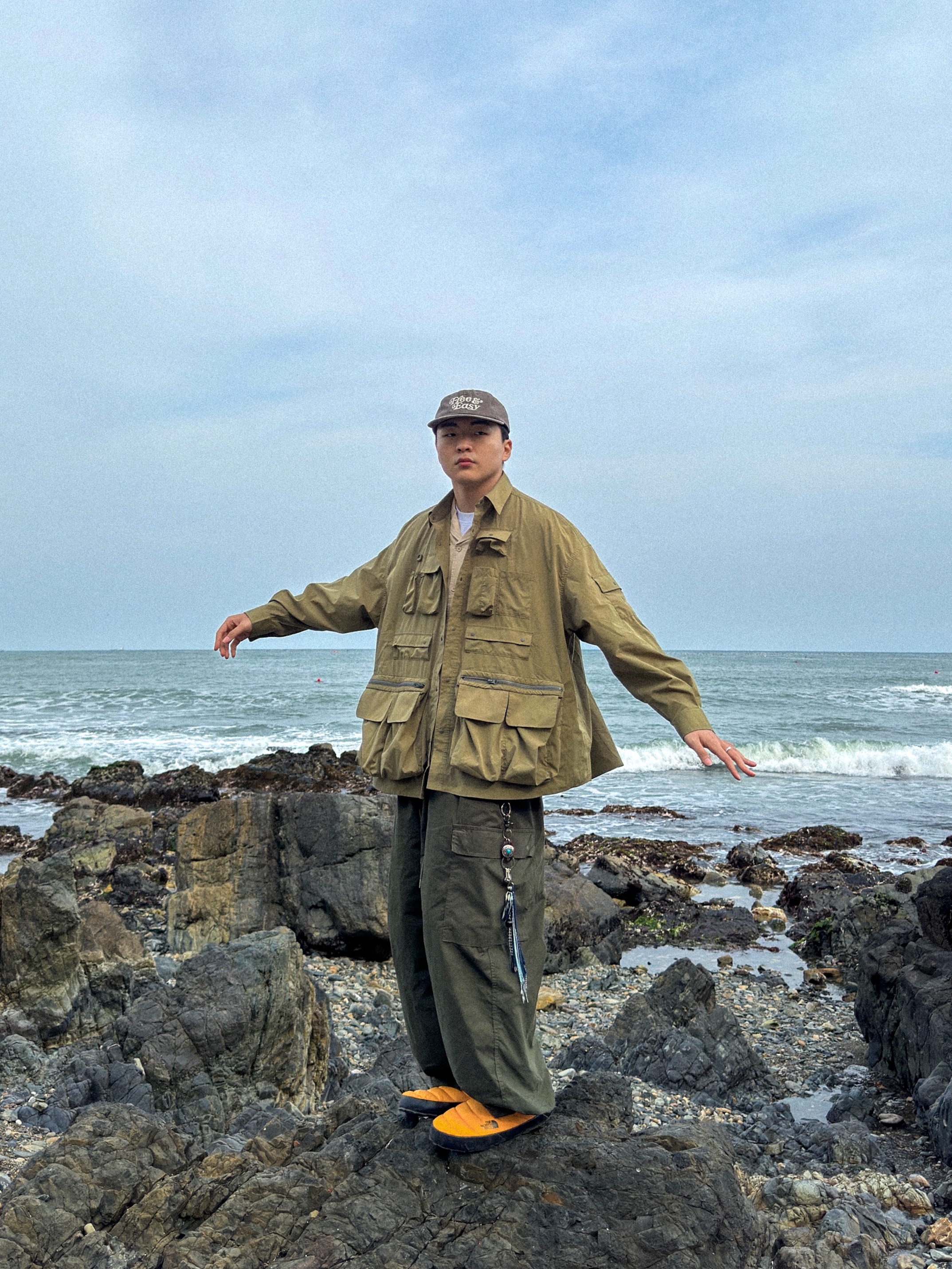 The North Face Thermoball Traction Mule V Summit Gold 착용 스타일 - 3