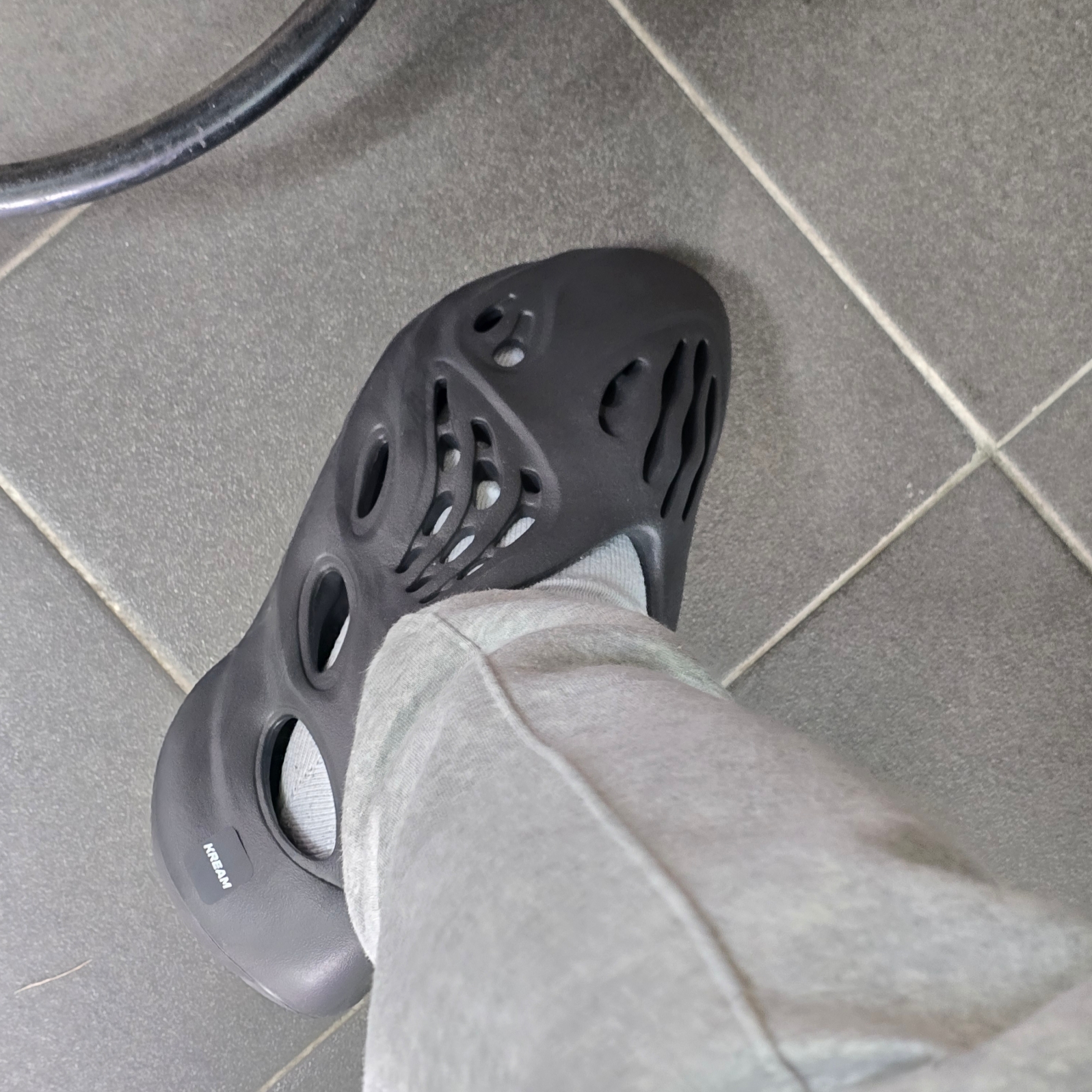 Adidas Yeezy Foam RNNR Onyx 착용 스타일 - 4
