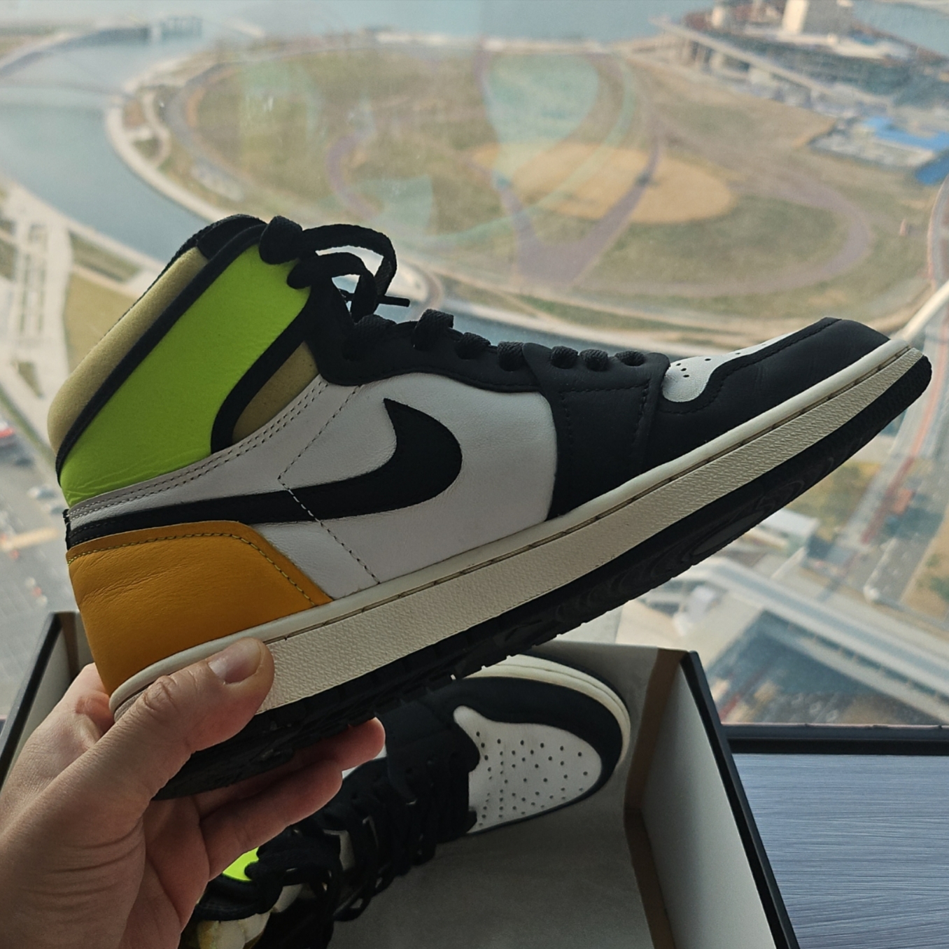 Jordan 1 Retro High OG Volt Gold 착용 스타일 - 3