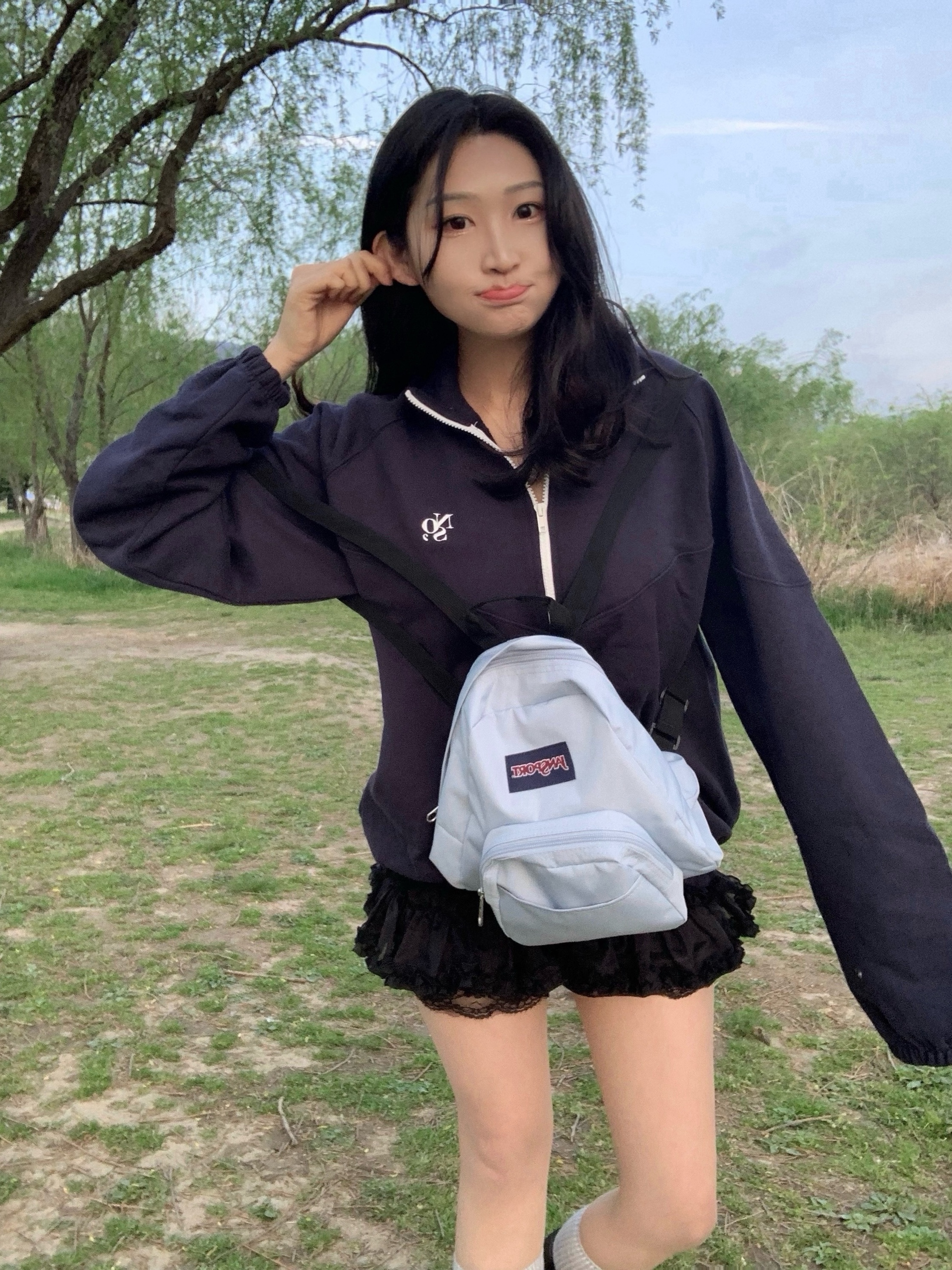 Jansport Half Pint Mini Backpack Blue Dusk 착용 스타일 - 2