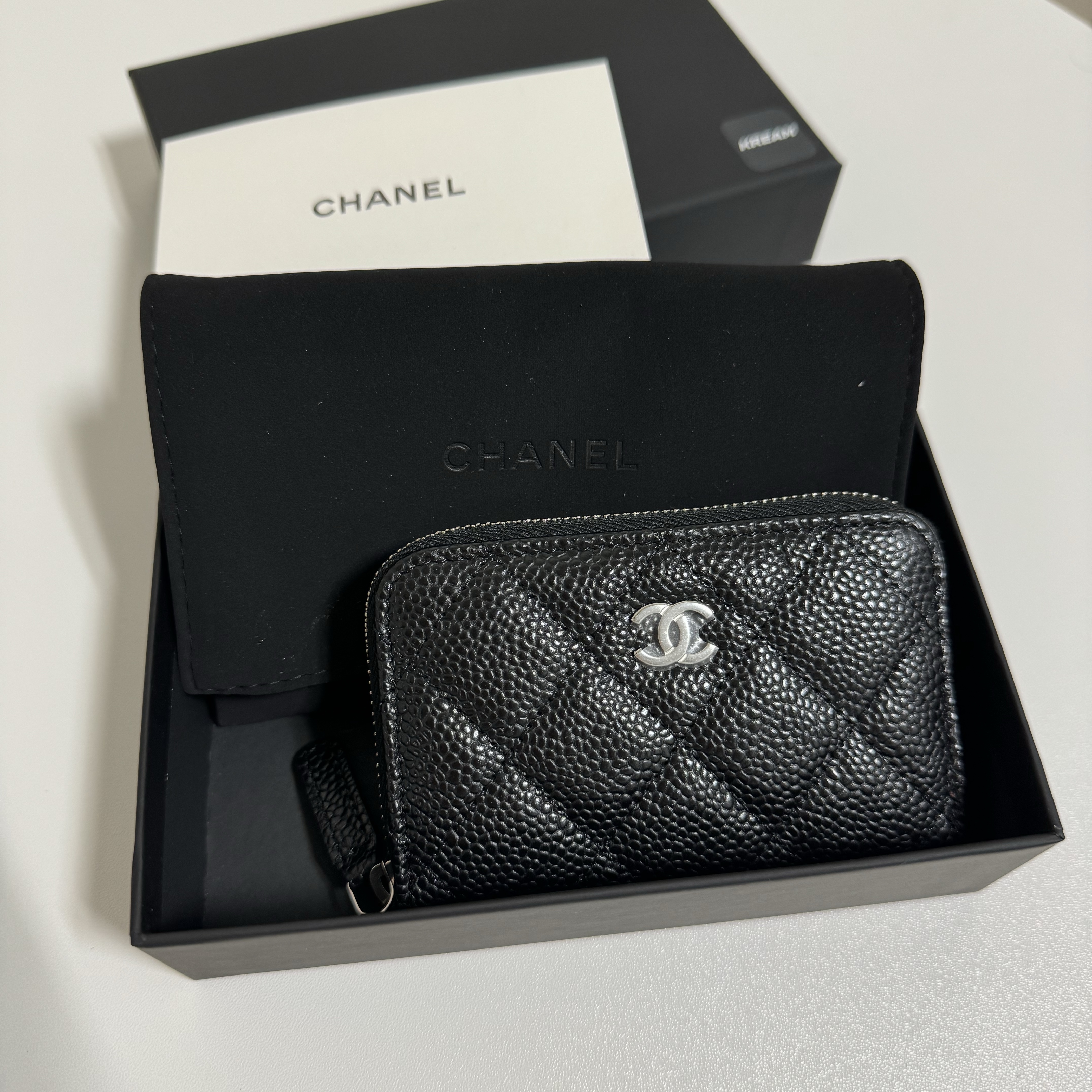 Chanel Classic Zipped Coin Purse Grained Calfskin & Silver Black 착용 스타일