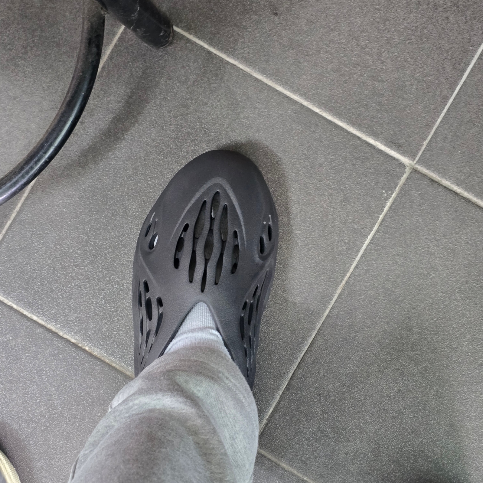 Adidas Yeezy Foam RNNR Onyx 착용 스타일 - 5