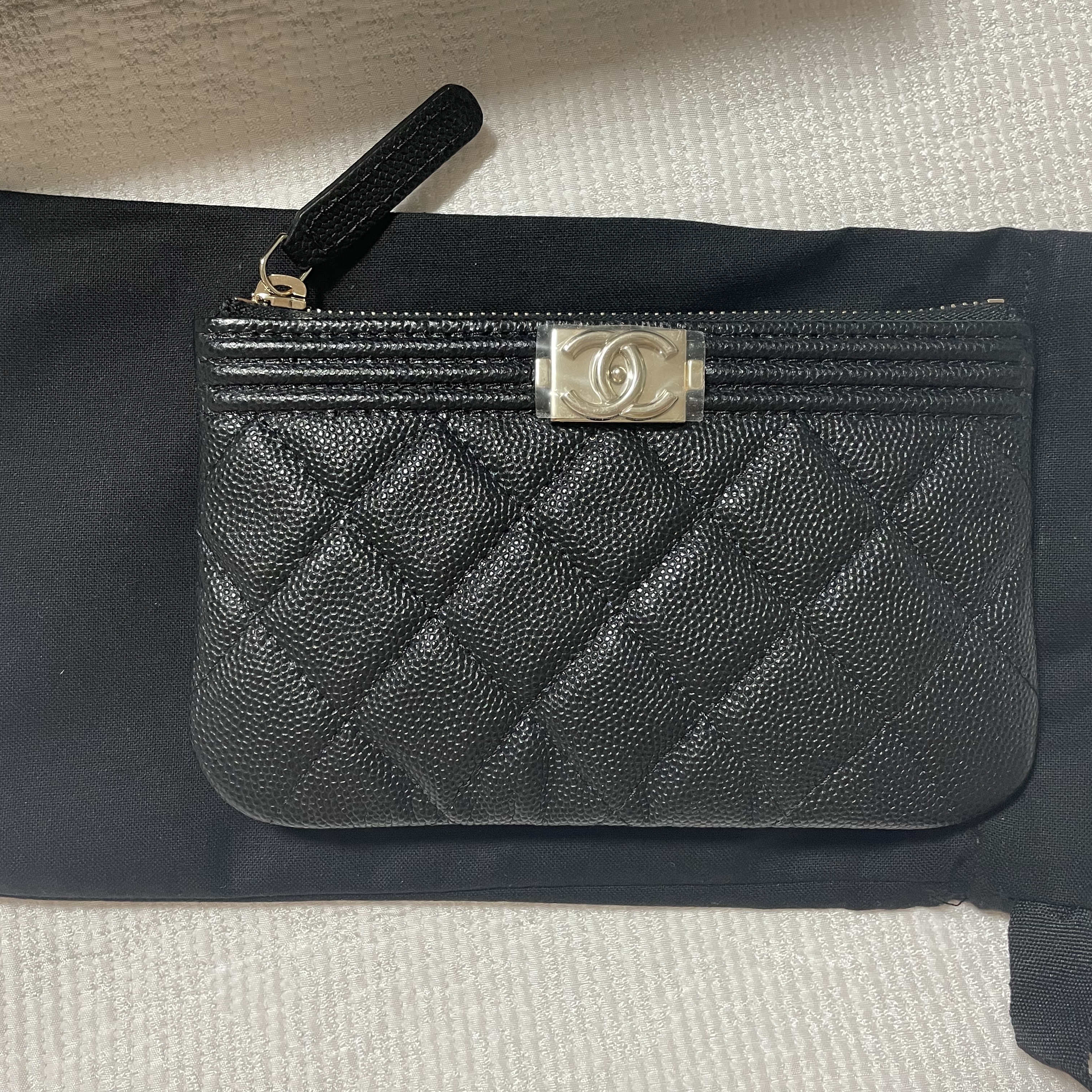 Chanel Boy Chanel Quilted Mini Pouch Grained Shiny Calfskin & Gold Black 착용 스타일