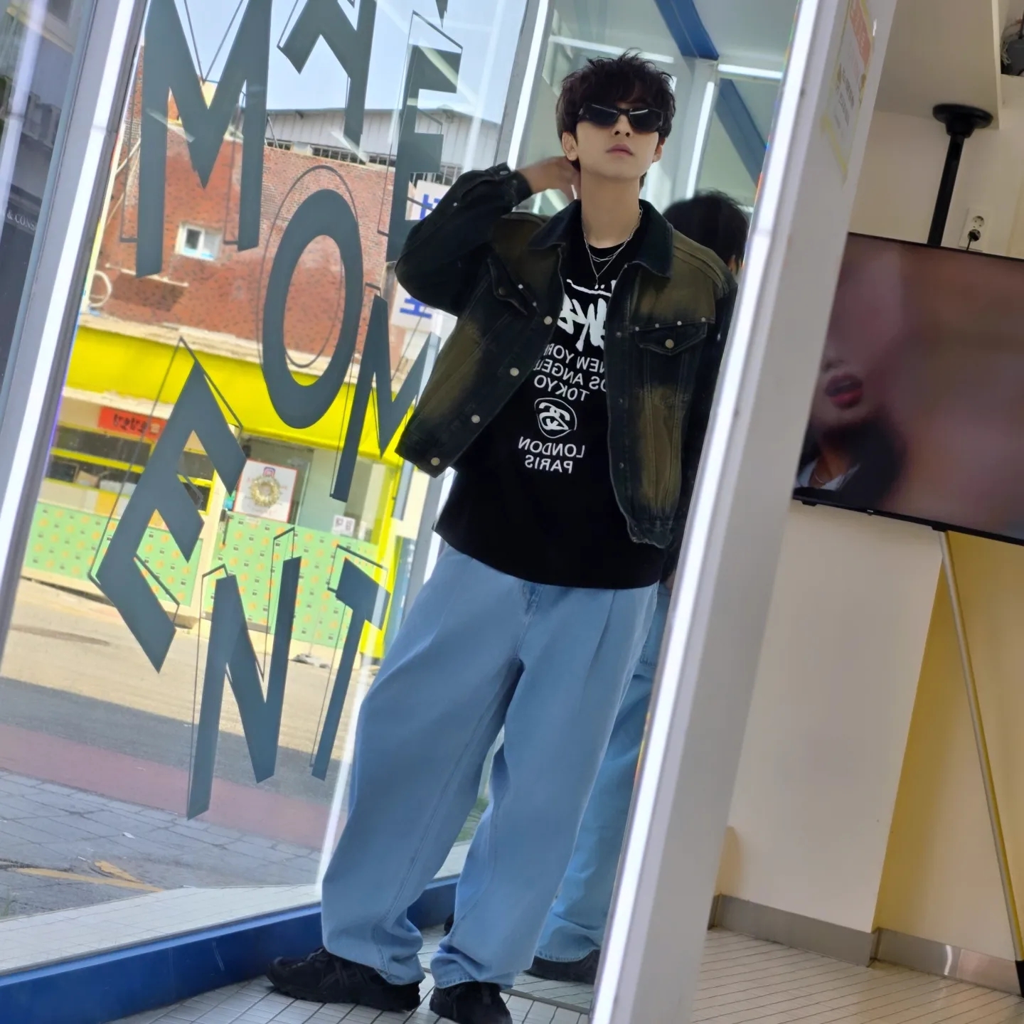 Samsung Galaxy S24 Ultra 512GB Titanium Yellow (Korean Ver.), Stussy World Tour T-Shirt Black 2023 착용 스타일 - 2