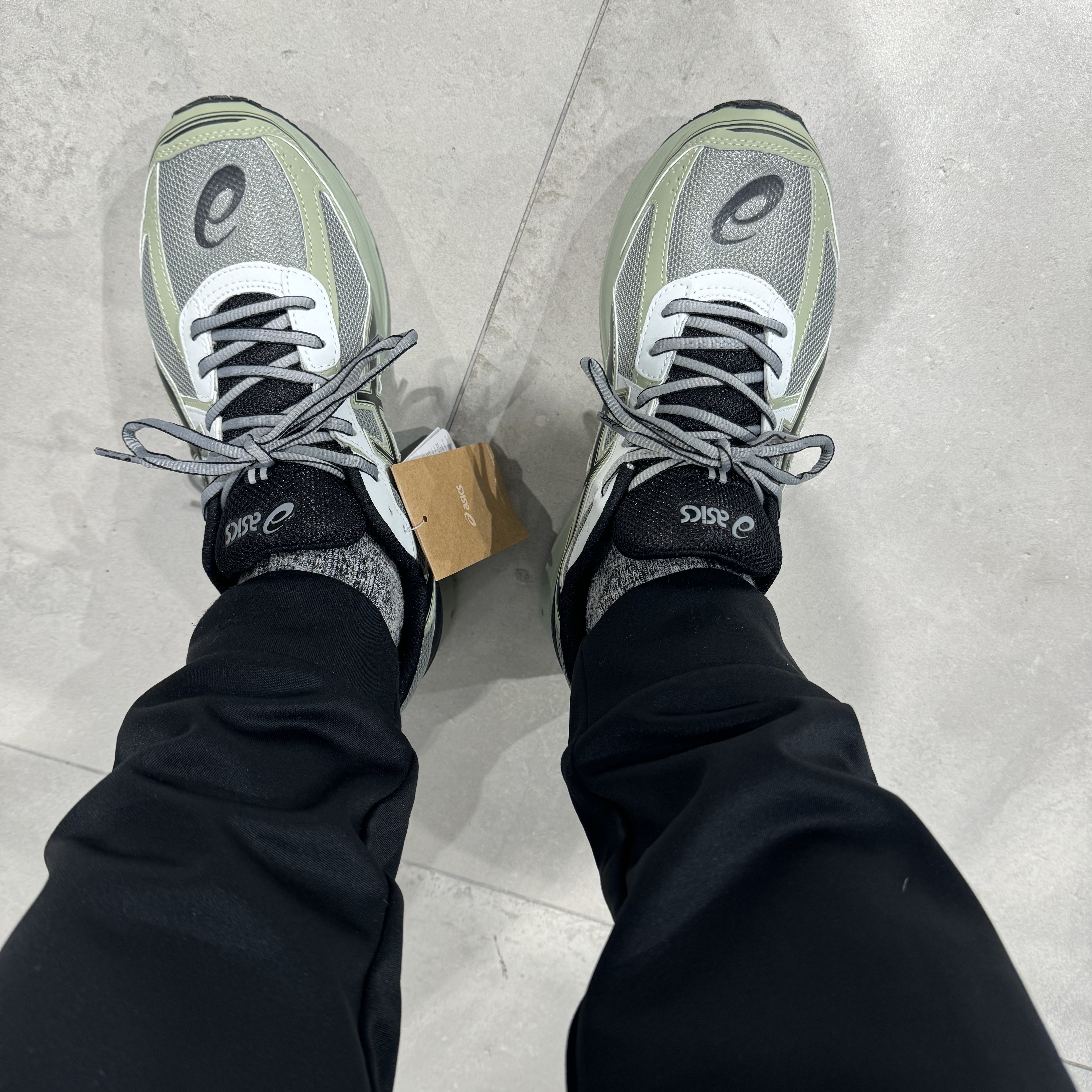Asics Jog 100 S Sheet Rock - 2E Wide, Asics Jog 100 S Black - 2E Wide 착용 스타일 - 1