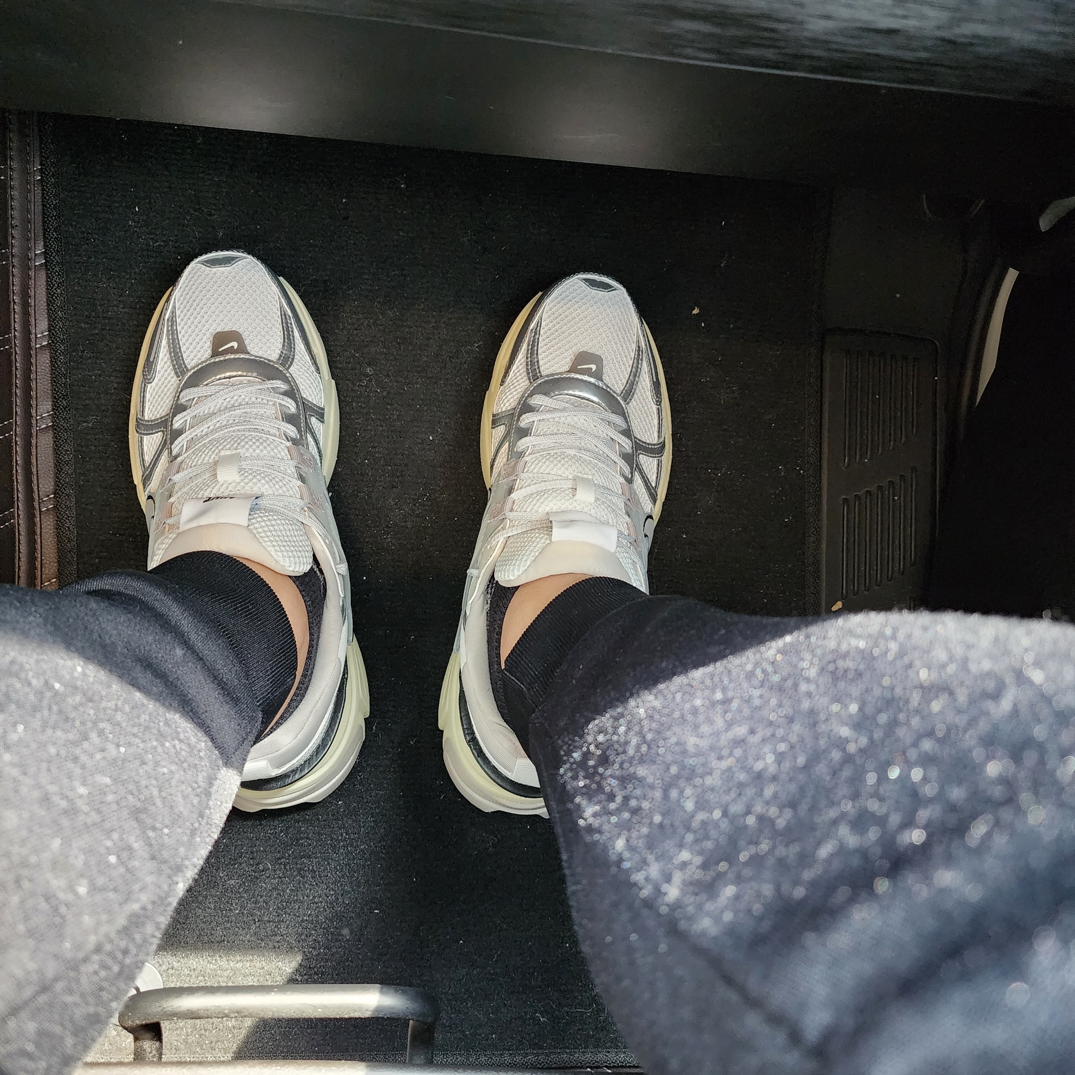 Nike V2K Run Summit White Metallic Silver 착용 스타일 - 3