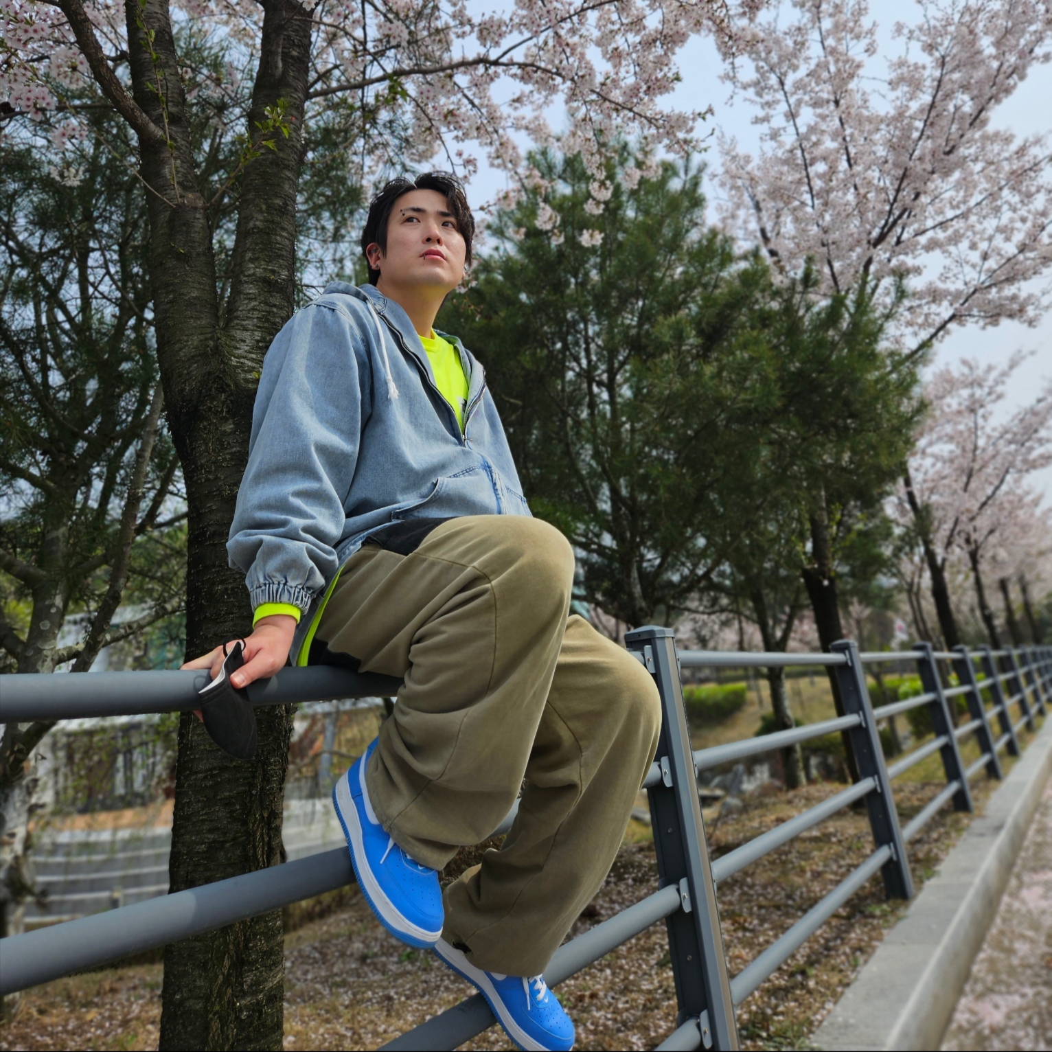 Nike Air Force 1 Low Retro Color of the Month University Blue 착용 스타일 - 2