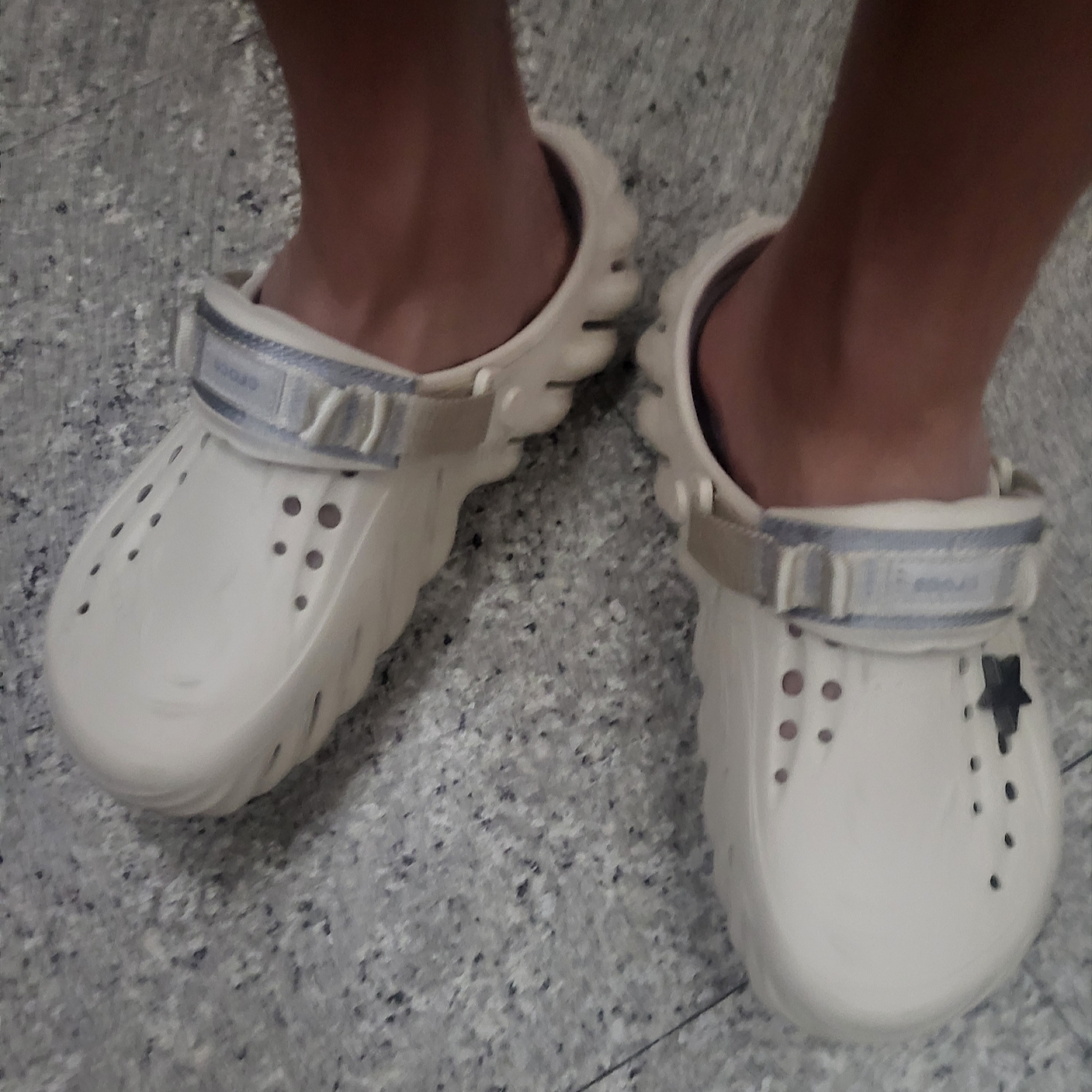 Crocs Echo Clog Stucco 착용 스타일