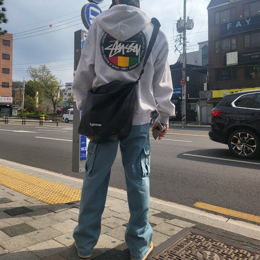 Jordan 1 Retro High OG Pollen, Supreme x Ortlieb Small Messenger Bag Black - 24SS 착용 스타일 - 1