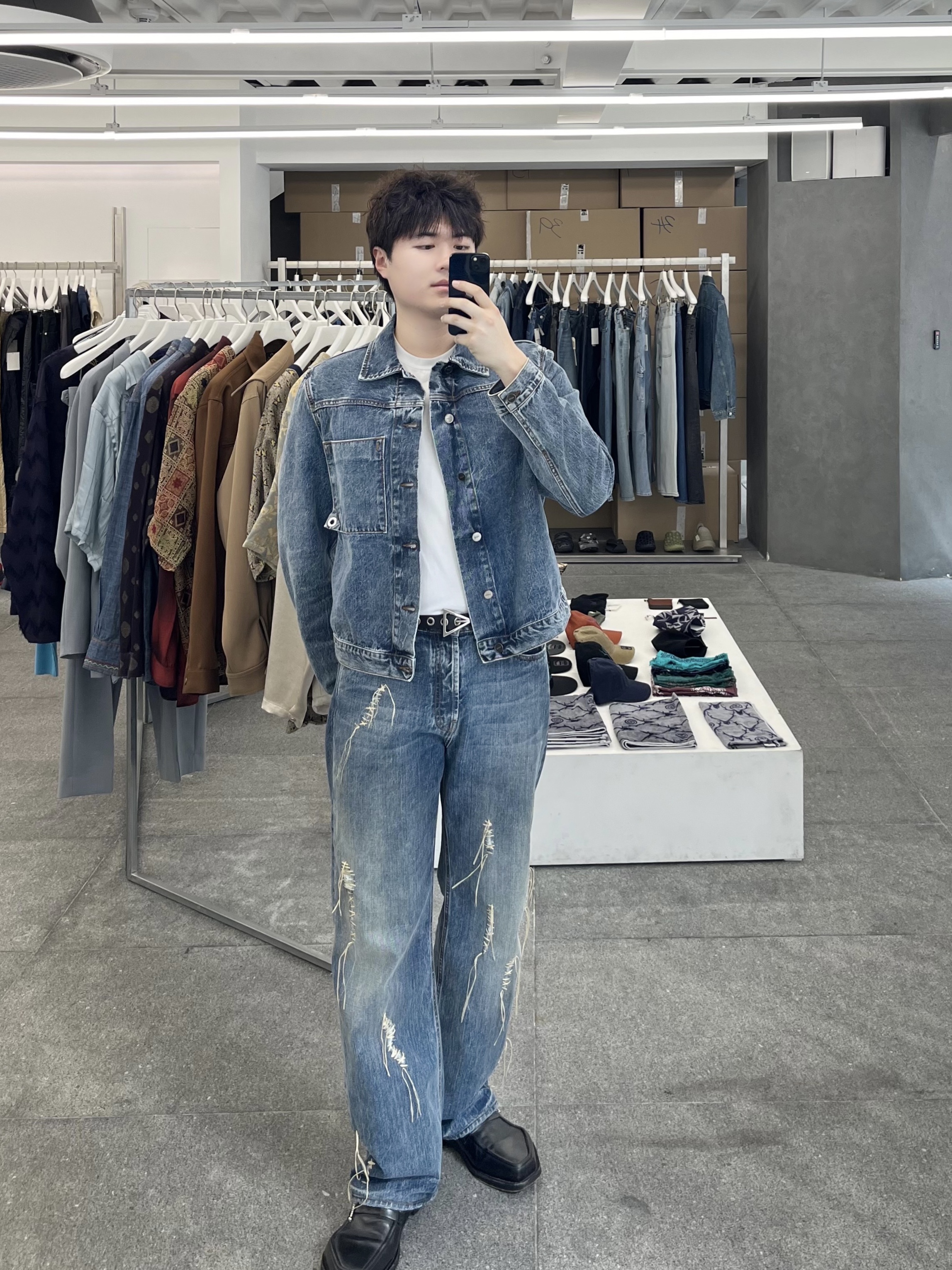 Jacquemus Le de Nimes Suno Bootcut Jeans Destroyed Blue, Magliano Zipped Monster Loafer Black 착용 스타일 - 2