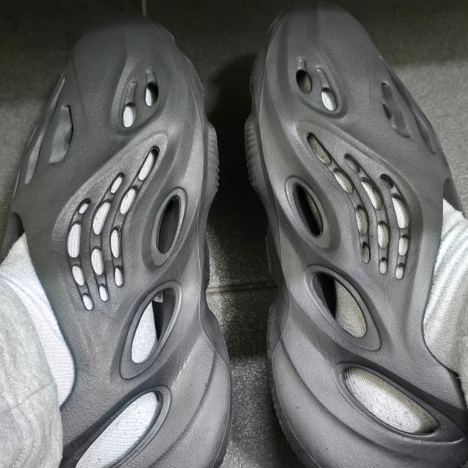 Adidas Yeezy Foam RNNR Onyx 착용 스타일 - 1