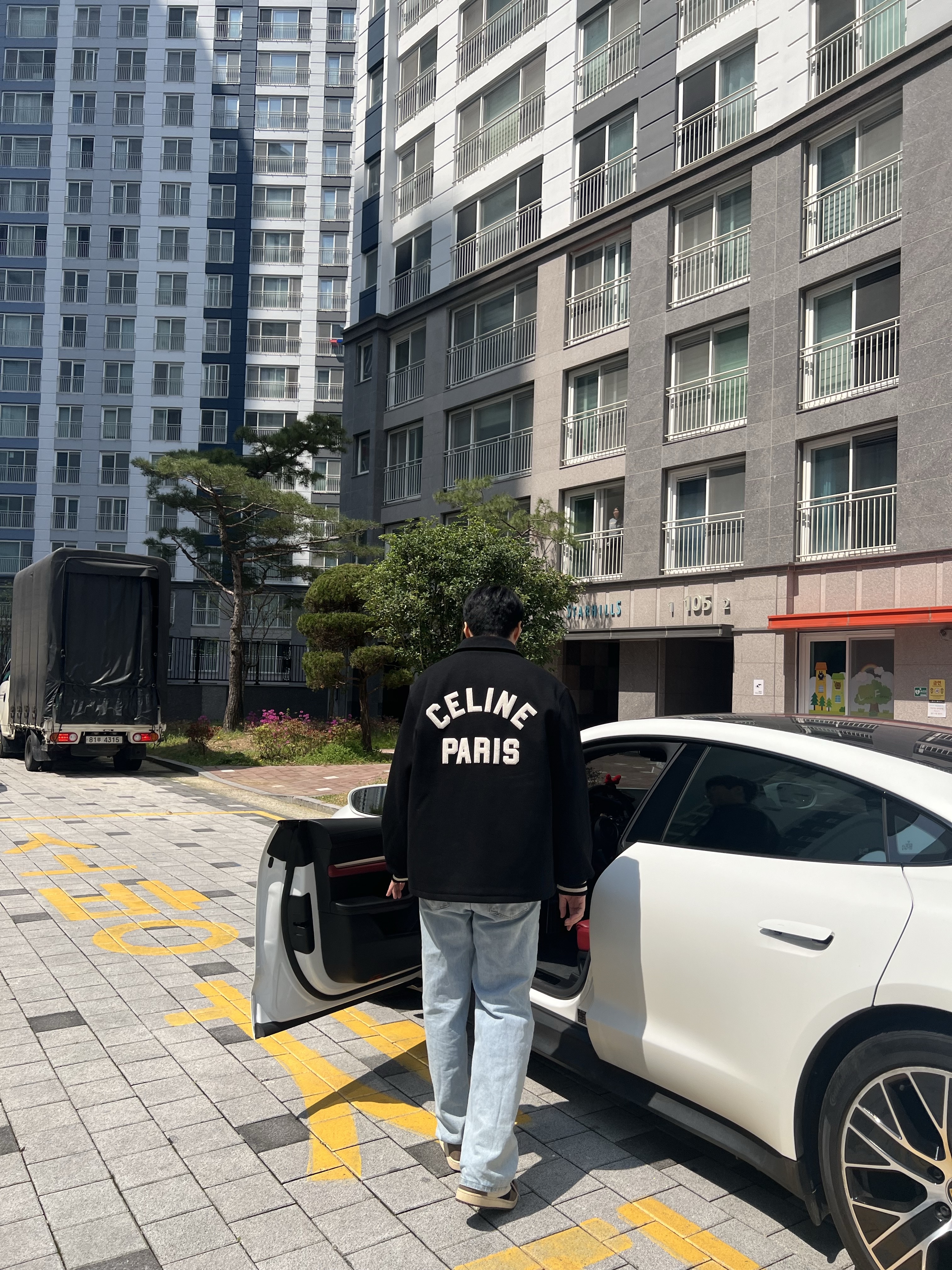 Celine Baseball Teddy Jacket in Textured Wool Black, Jordan 1 x Travis Scott Retro Low OG SP Mocha 착용 스타일