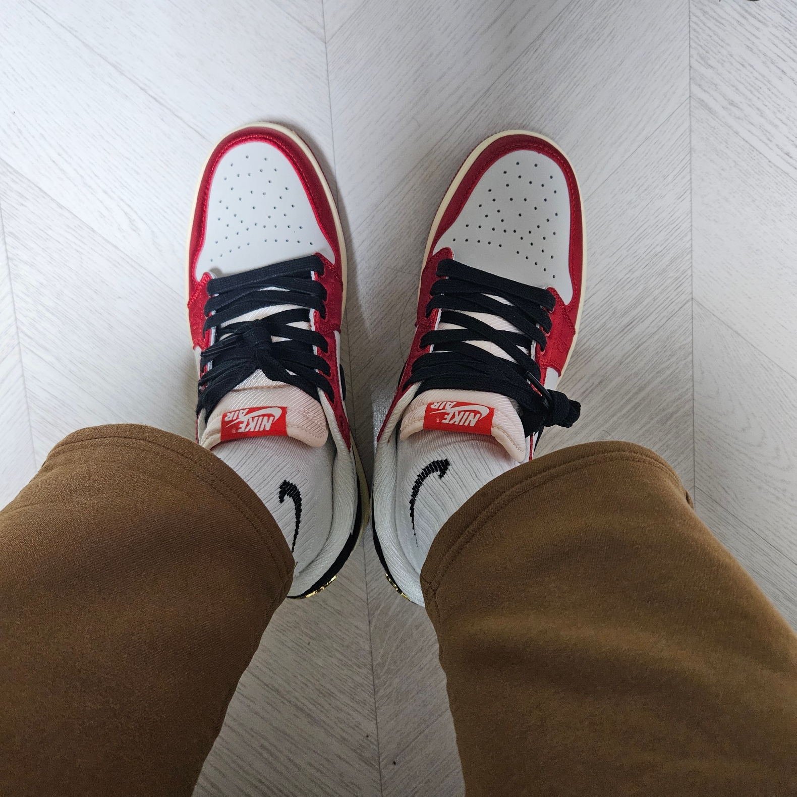 Jordan 1 x Trophy Room Retro Low OG SP Sail Varsity Red 착용 스타일 - 2
