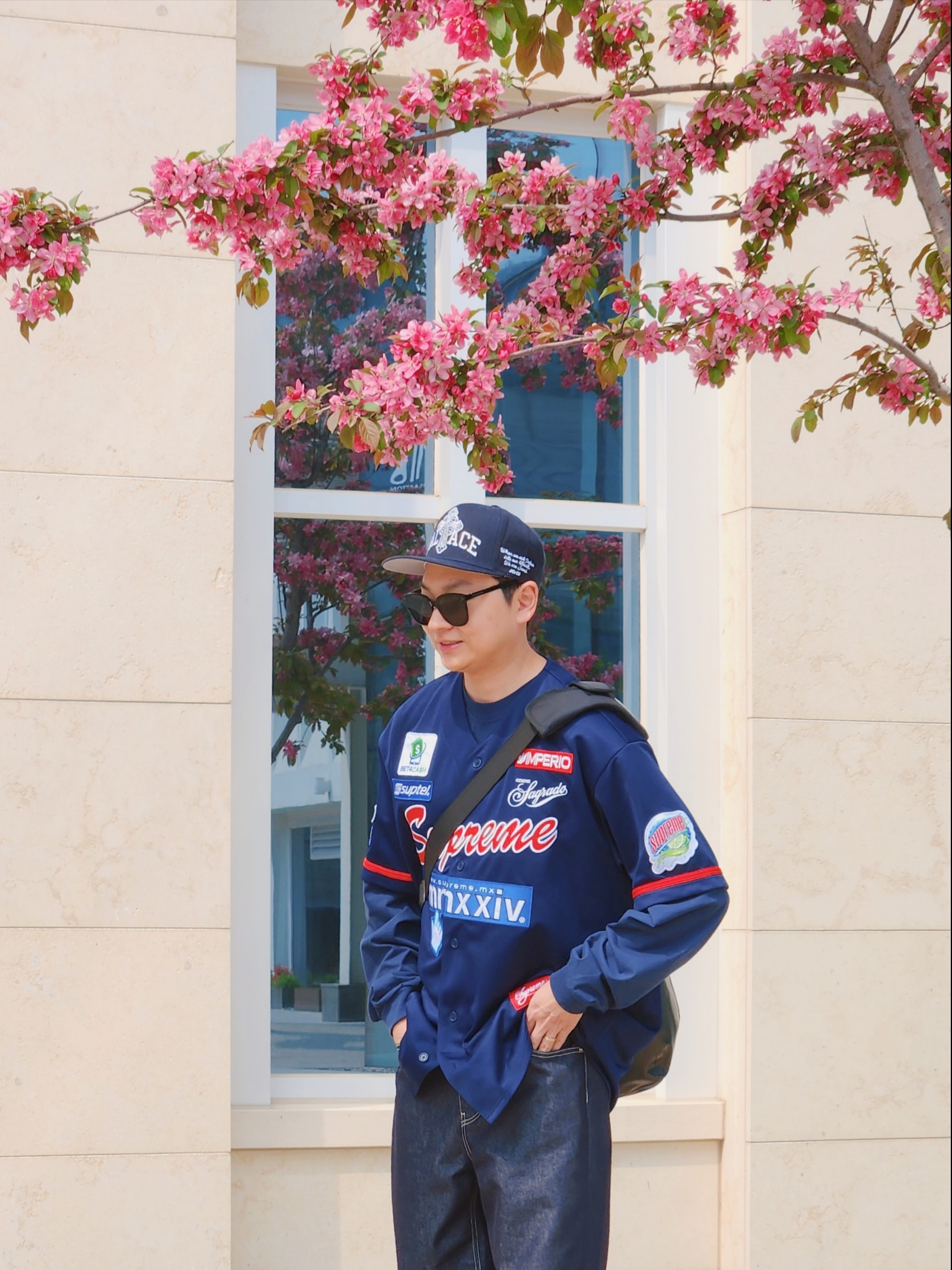 Supreme Chosen One Baseball Jersey Navy - 24SS, Supreme x Ortlieb Small Messenger Bag Black - 24SS 착용 스타일 - 1