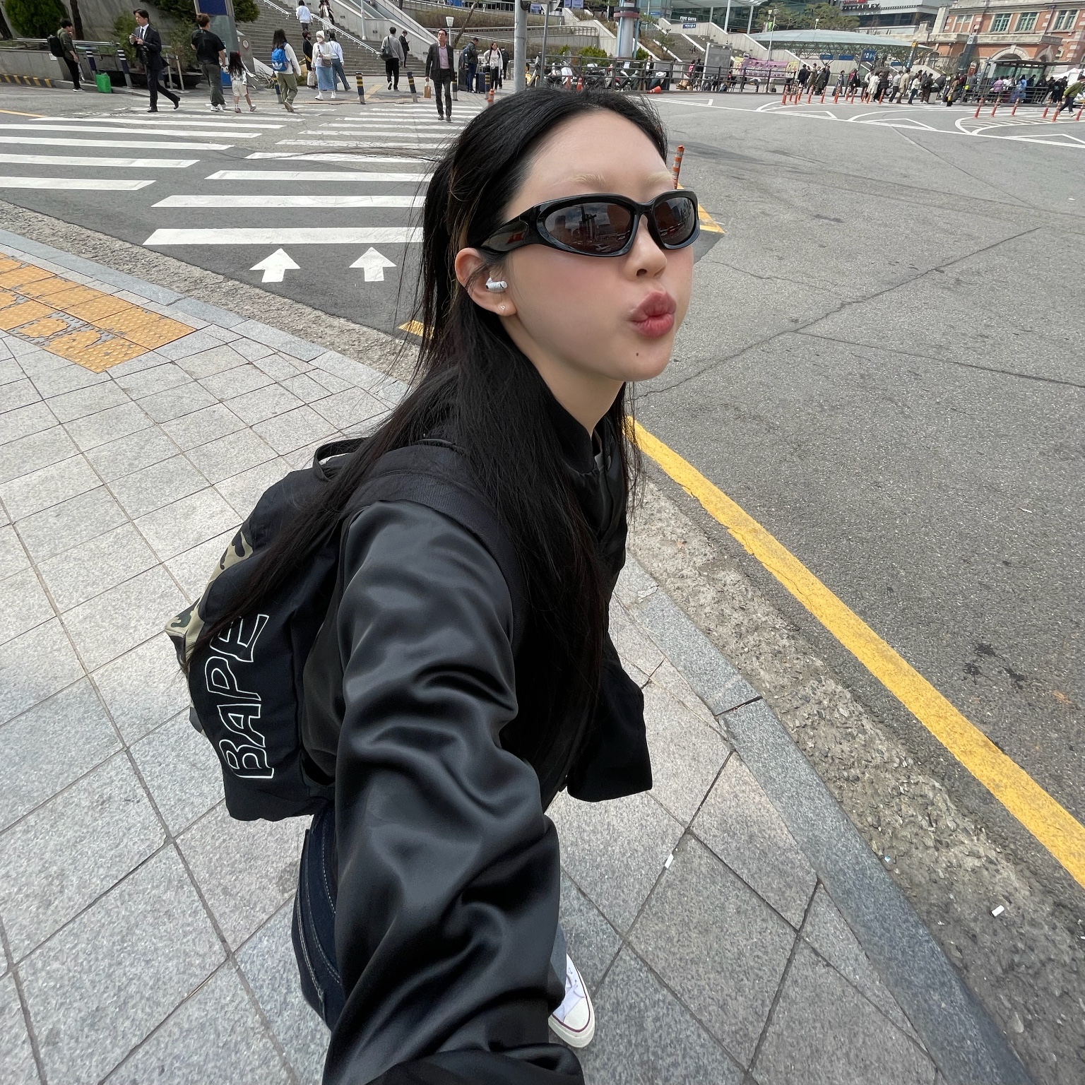 Balenciaga Swift Oval Sunglasses Black, Converse Chuck 70 High Parchment 착용 스타일