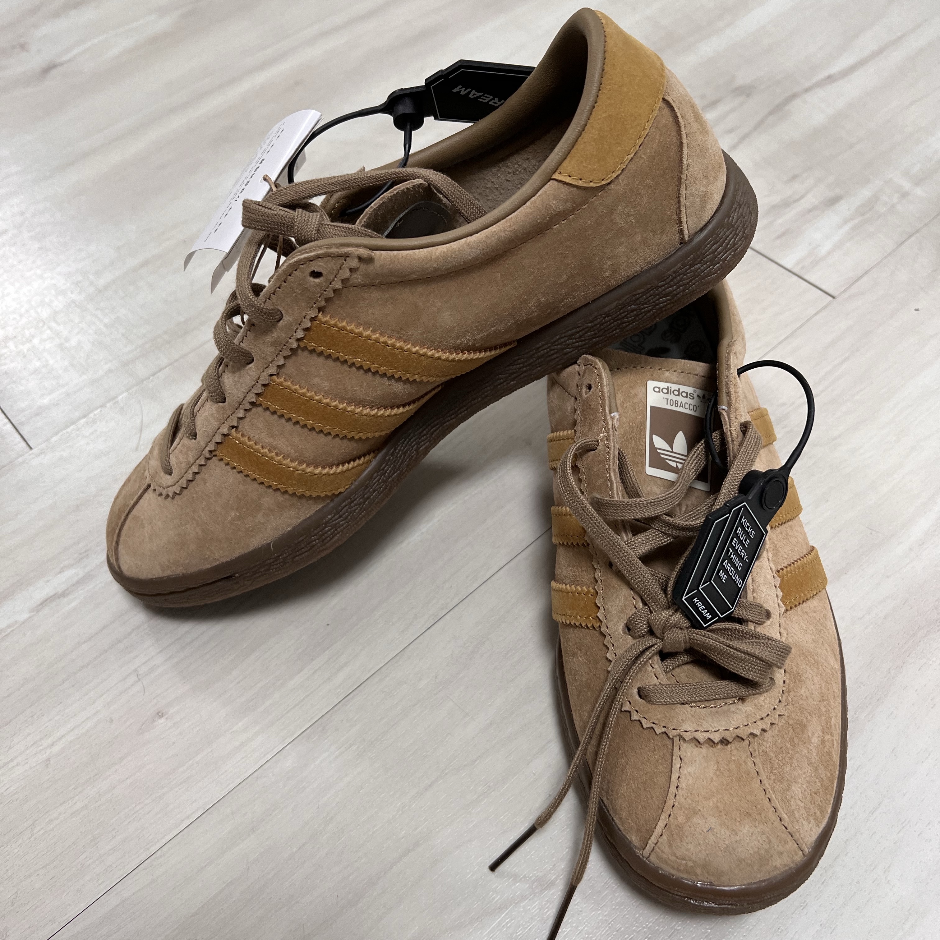 Adidas Tobacco Pantone Mesa 착용 스타일