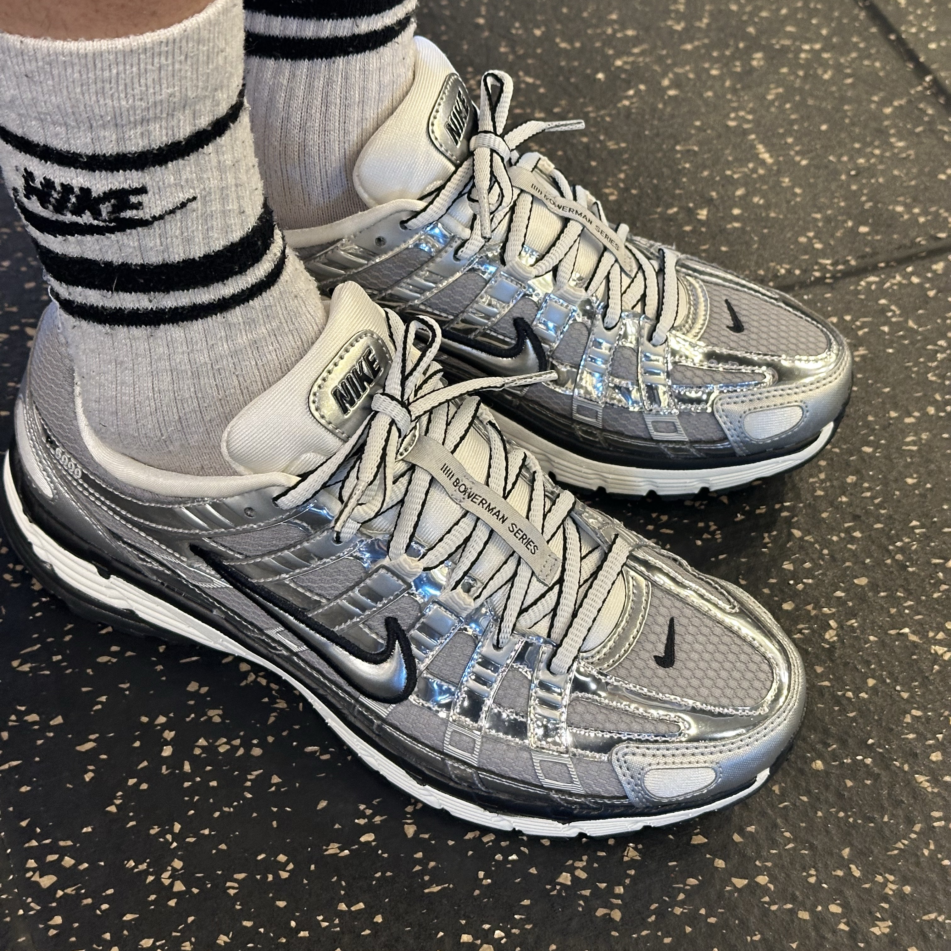 Nike P-6000 Metallic Silver 착용 스타일 - 1
