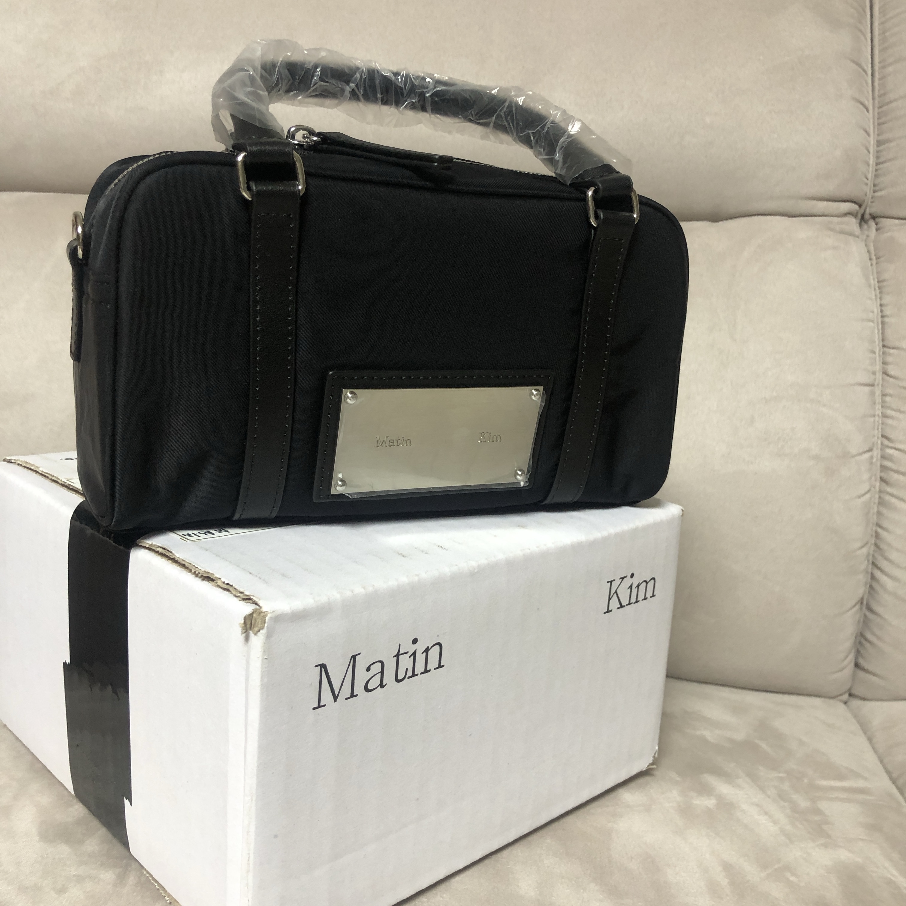 Matin Kim Baby Sporty Tote Bag Black 착용 스타일