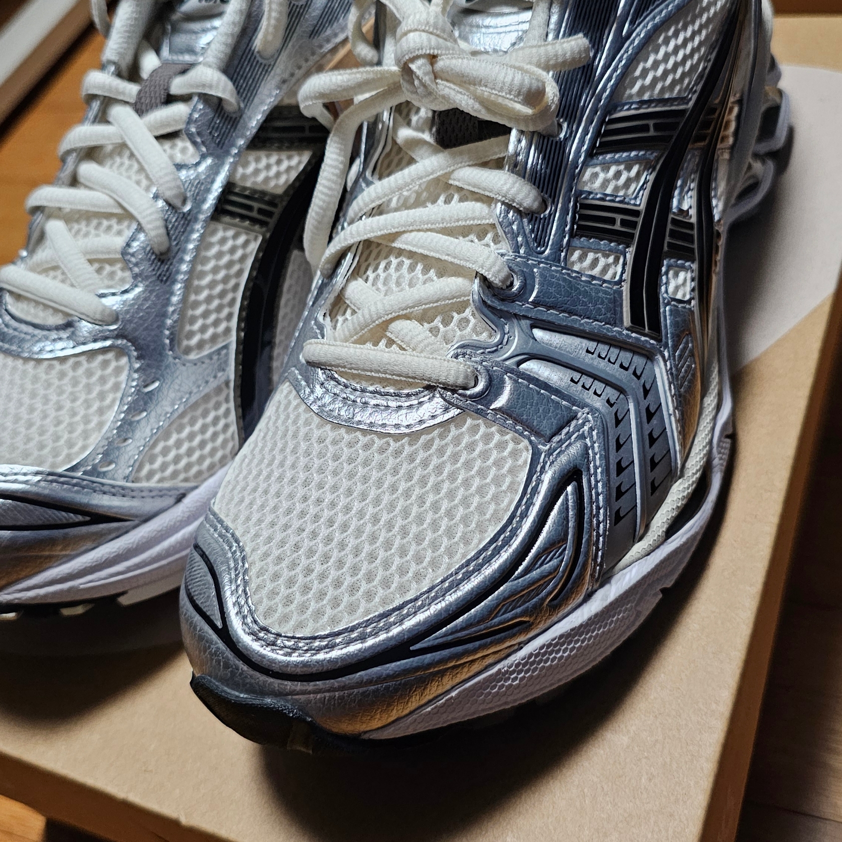 Asics Gel-Kayano 14 Cream Black 착용 스타일