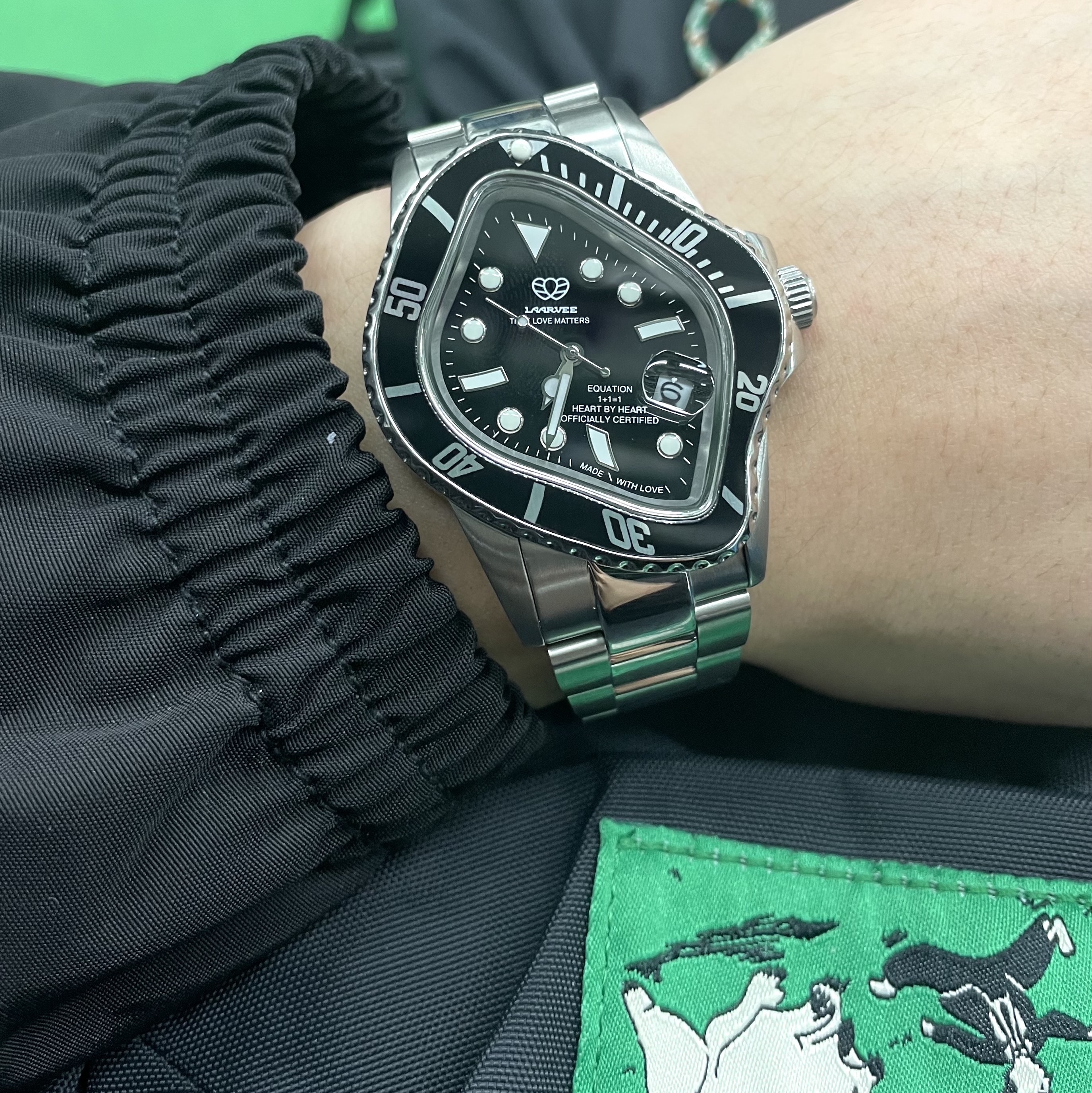 Laarvee PEA001 Silver Precision Steel Black Bezel Black Dial 착용 스타일