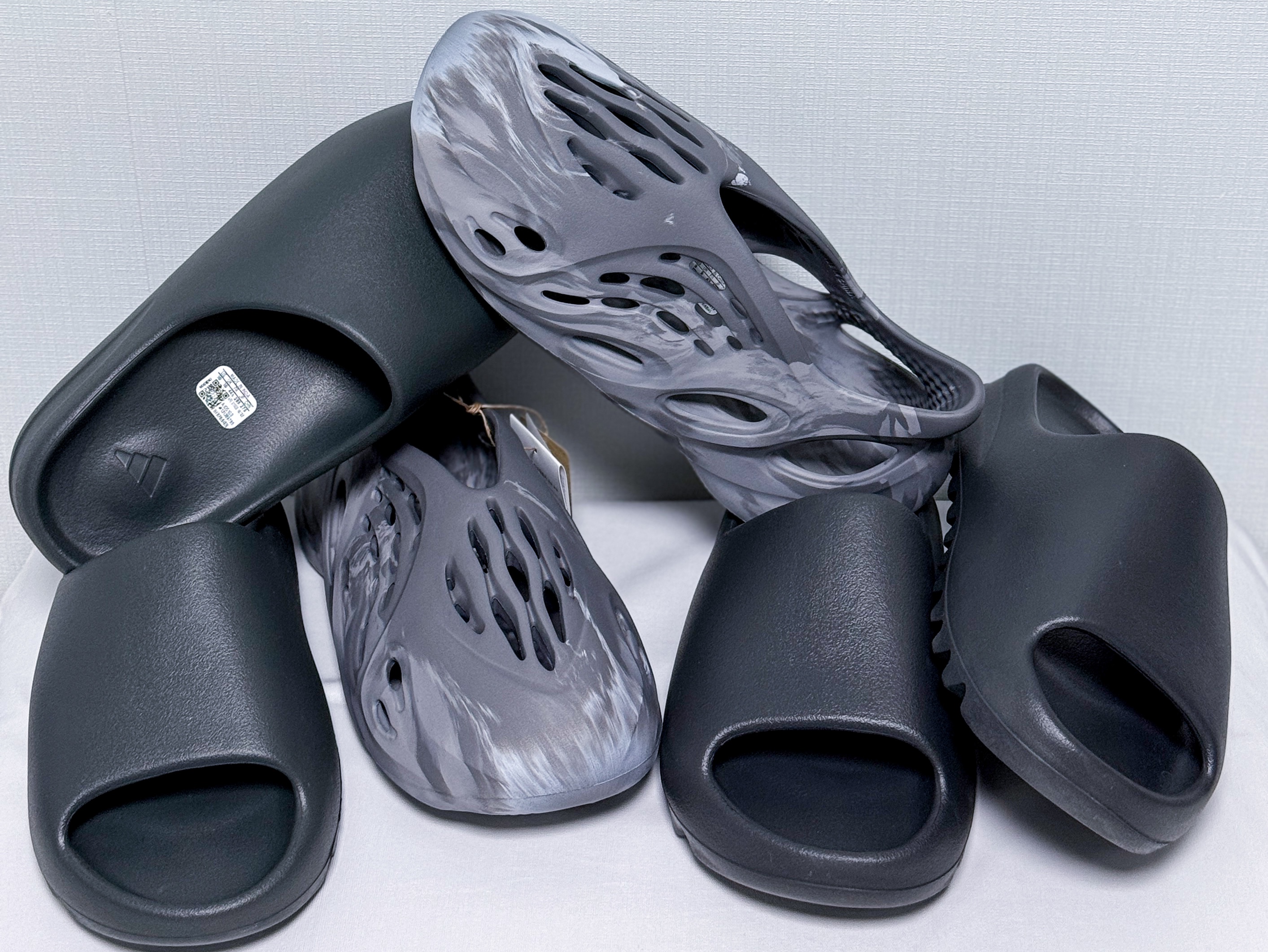 Adidas Yeezy Slide Onyx, Adidas Yeezy Slide Dark Onyx 2024 착용 스타일